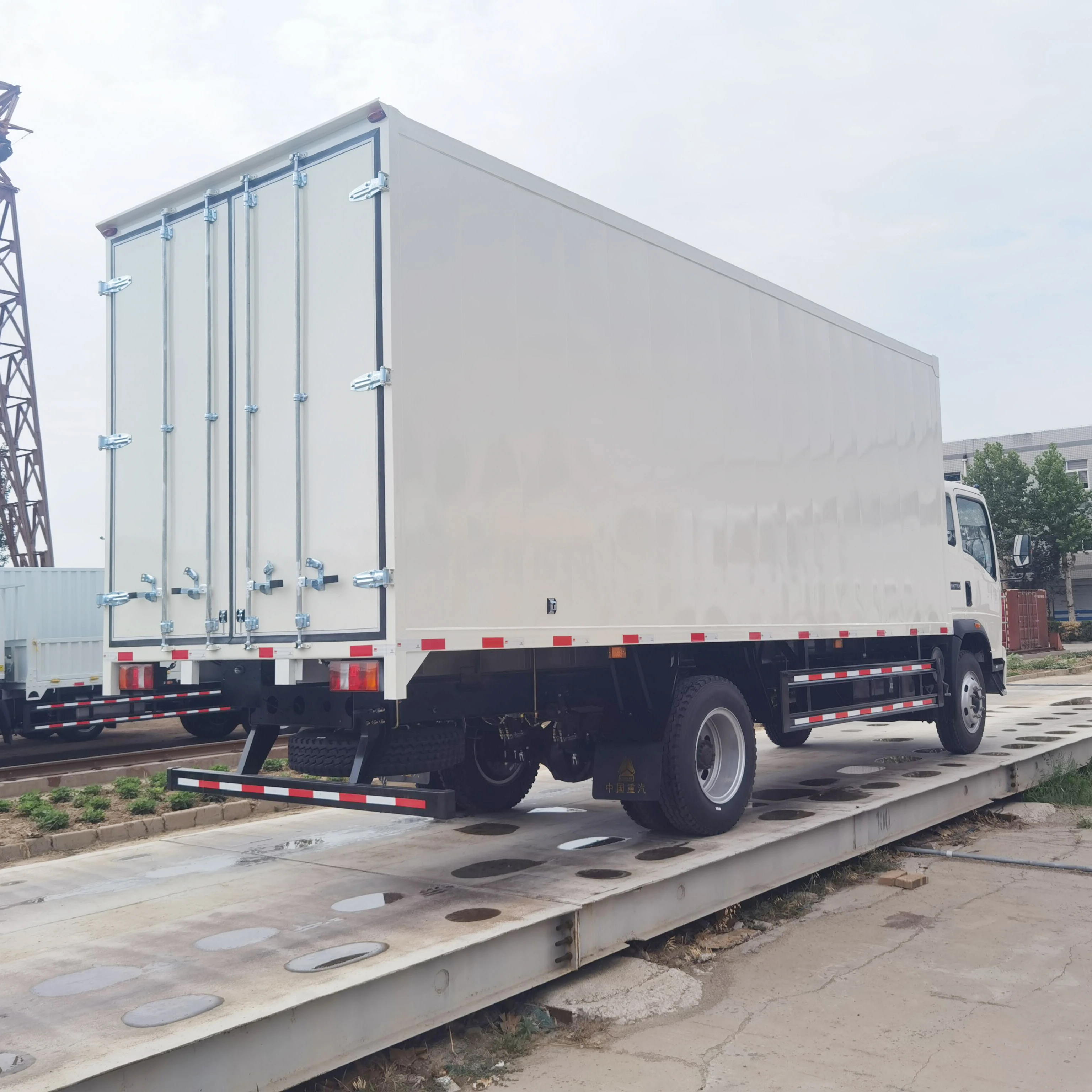 Factory Price Totally enclosed 4X2 Container Truck Small Mini Used Van Cargo Truck for sale