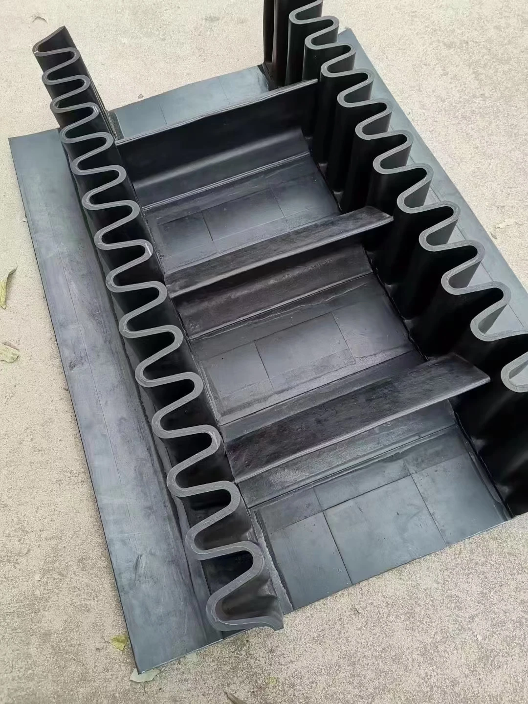 Side-wall conveyor belt lifting belt baffle conveyor belt skirt climbing inclination ring baffle