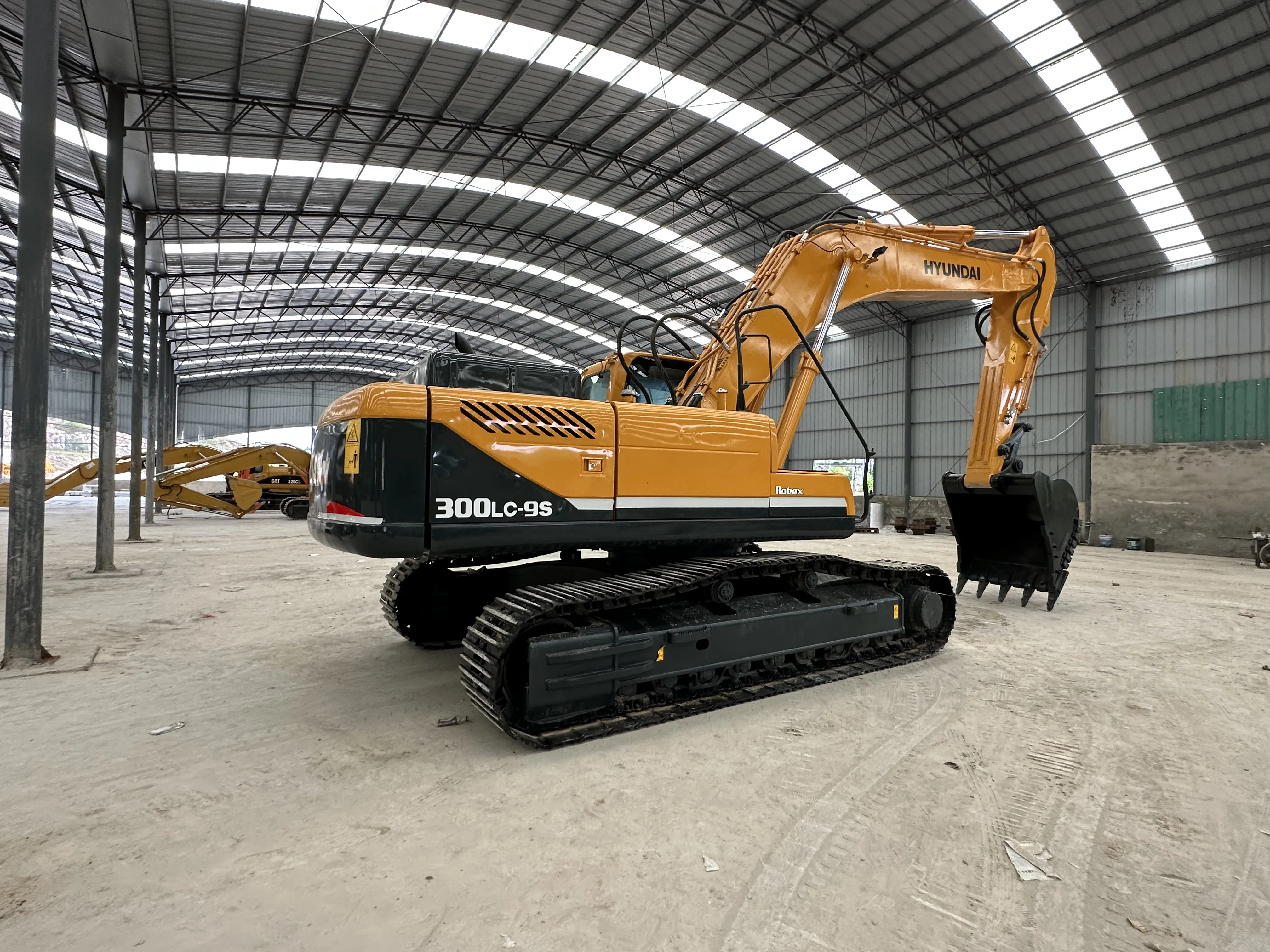 Good Construction the New Listing Used Boutique Excavator Hyundai 300-9s 30 Tons Track in Sale.