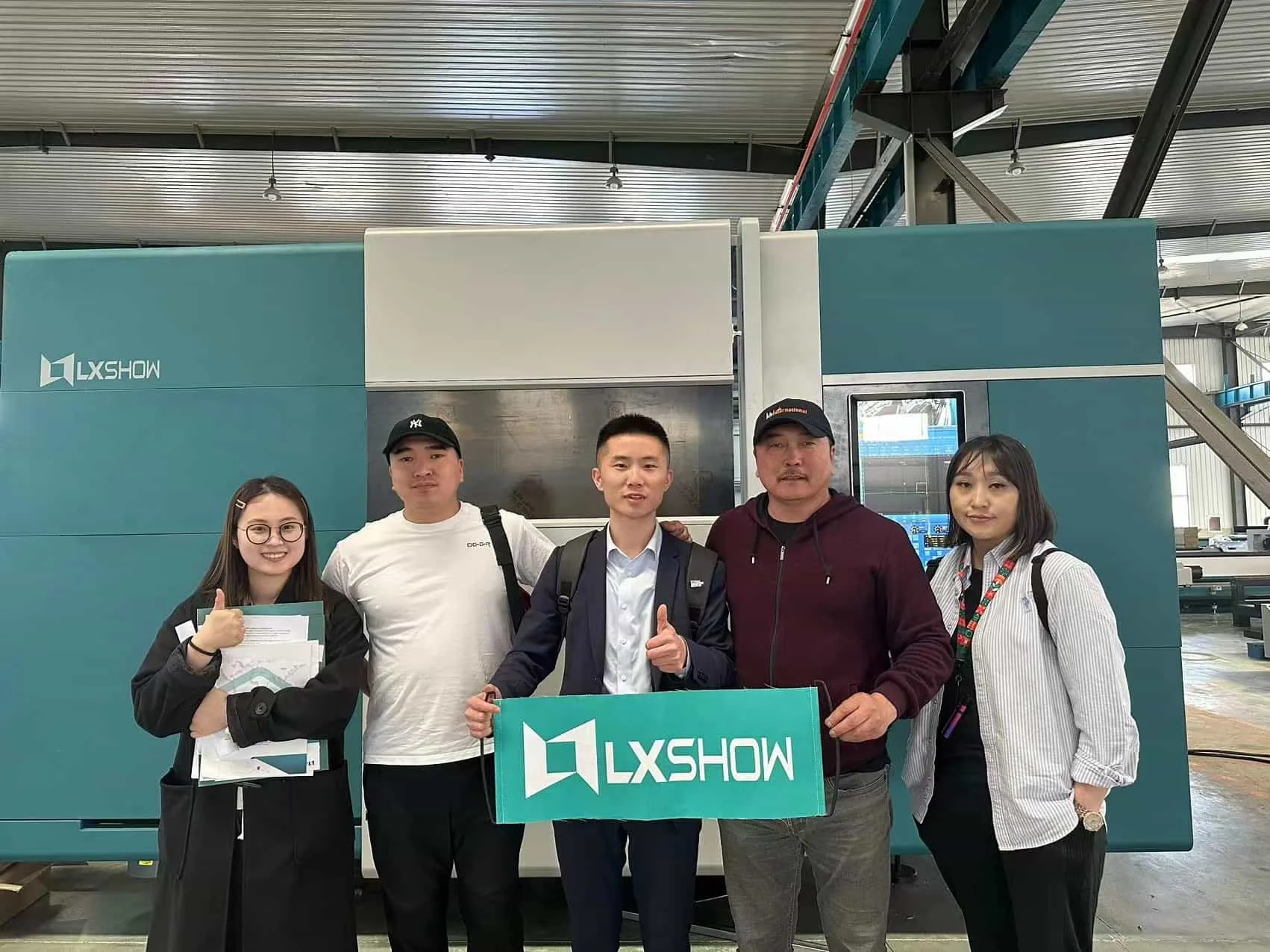 Lxshow Fiber Laser Automatic Cutting Machine Round Square Shape 2000w Tube Steel Laser Cutting Machine