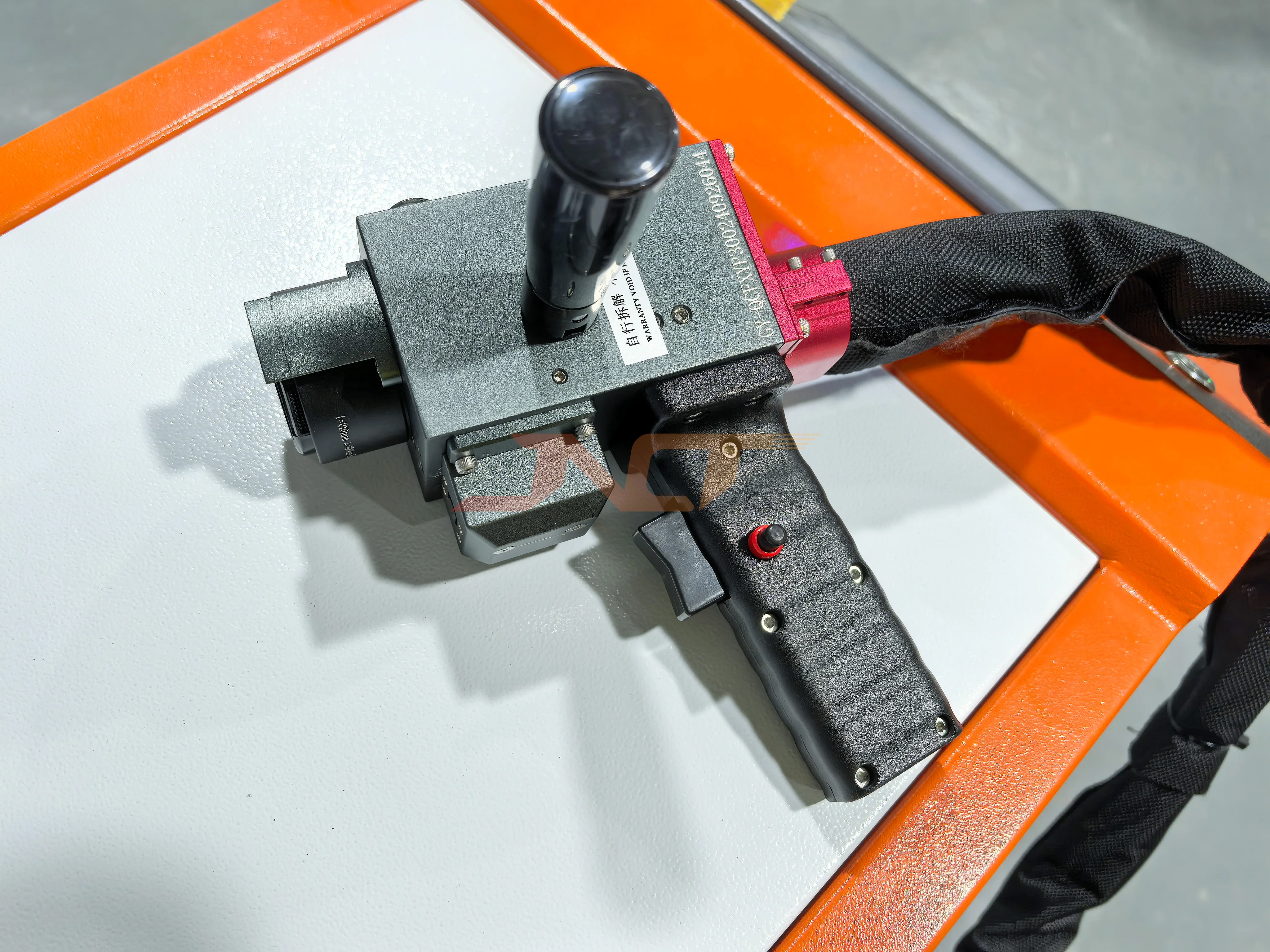 Handheld 100w 200W 300W  portable laser rust paint oil cleaning machine laser cleaning machine wood door