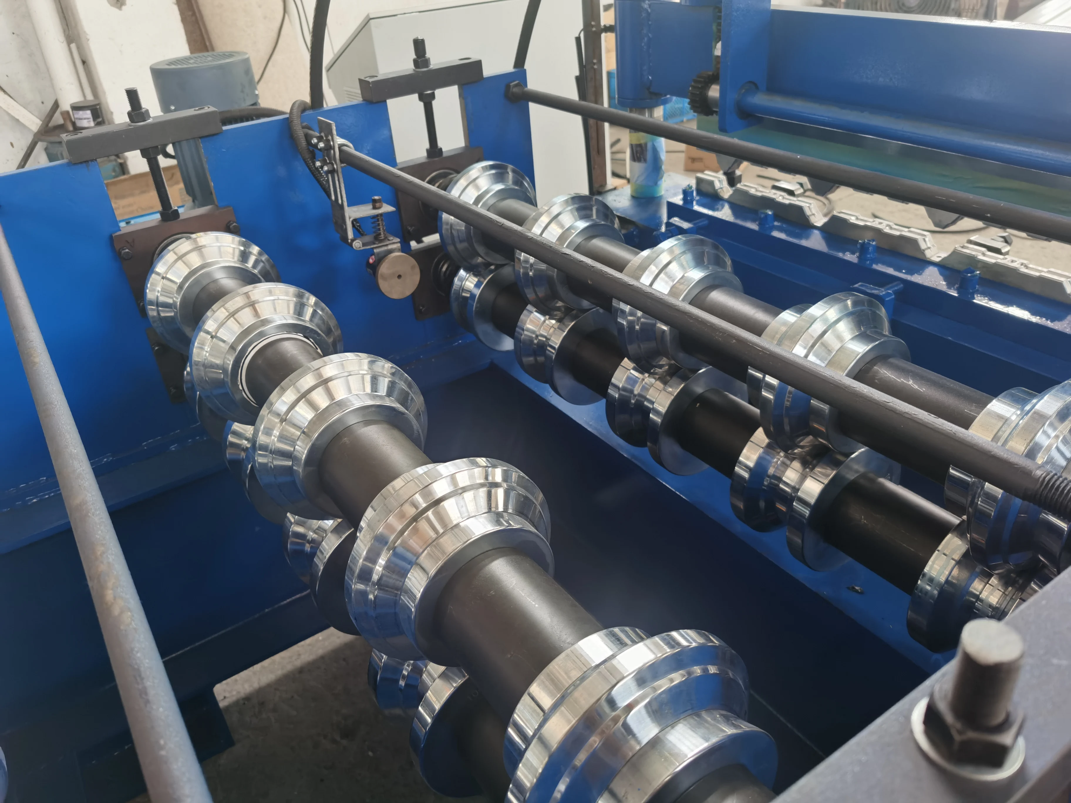 Portable Curved Roofing System Steel Arch Trussless Roofing Machine