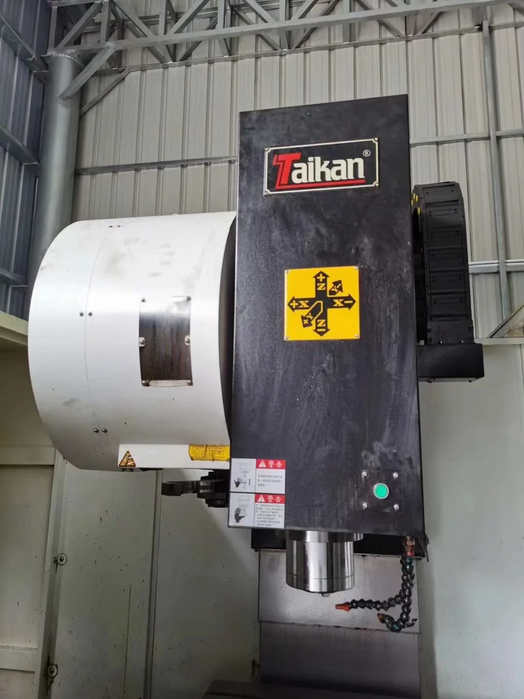  Подержанный металлический вертикальный фрезерный станок Taikan VMC 850 с