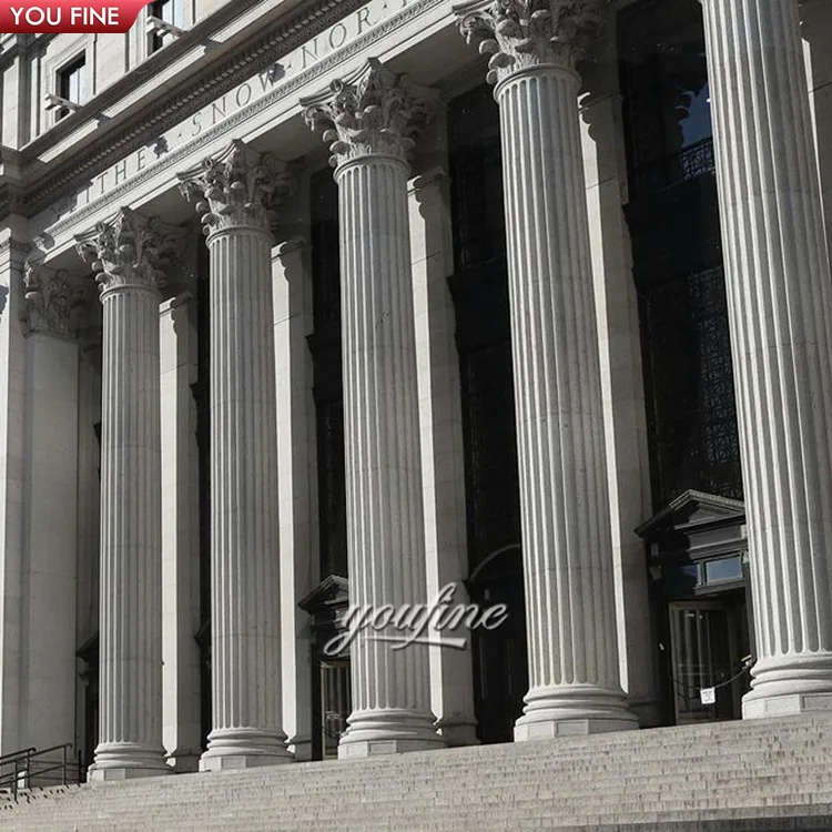 Белые декоративные колонны из натурального камня и мрамора