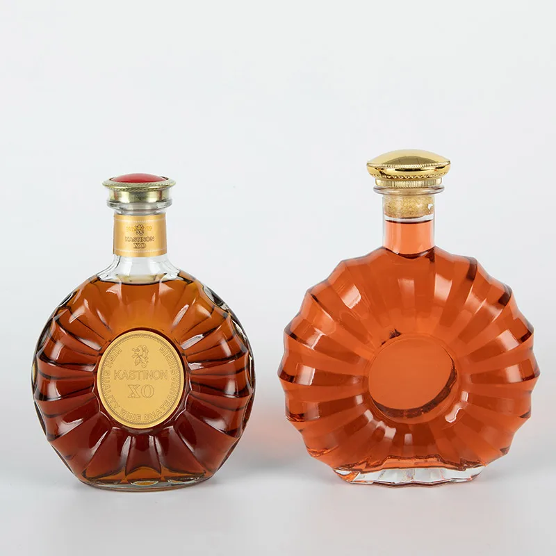 Classical Flat Round Carving 500 Ml 700 Ml 750 Ml Xo Brandy Glass Bottle Clear Spirits Liquor Bottle with Cork Stopper