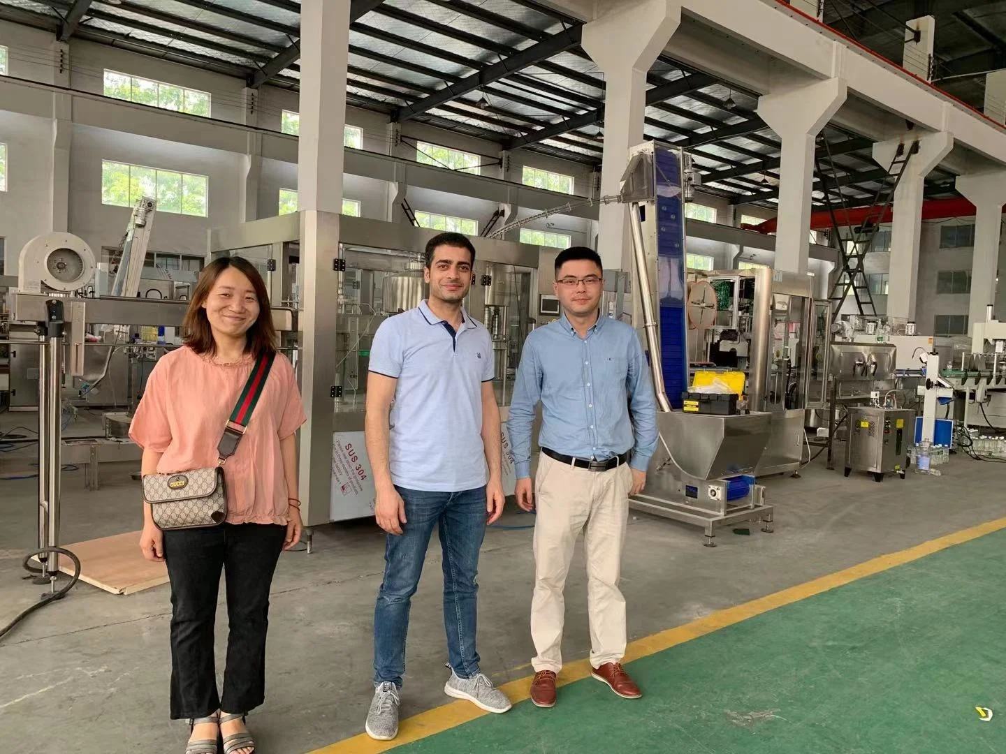 CE 1000-20000bph drink water beverages 750ml temperature filling machine 750ml bottle filling machine with conveyor