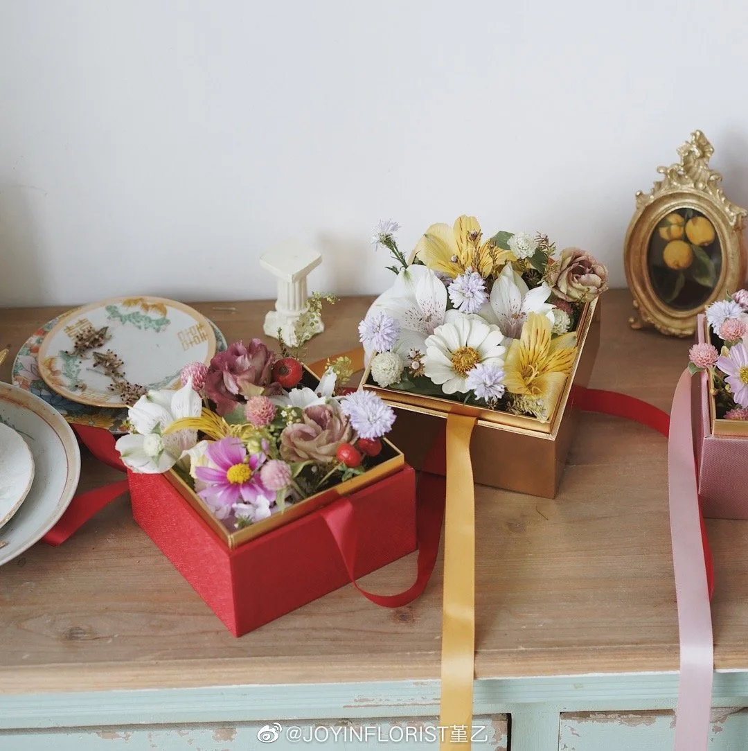 Round Square Flower Box with Clear Transparent Lid Ribbon Florist Packing Box Gift Flower Box for Valentine Bouquet
