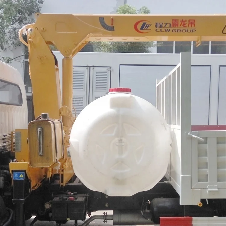 Кран с прямым кронштейном 2 тонны 3 тонн установлен на 5-тонном легком грузовике Dongfeng пластиковым резервуаром для воды