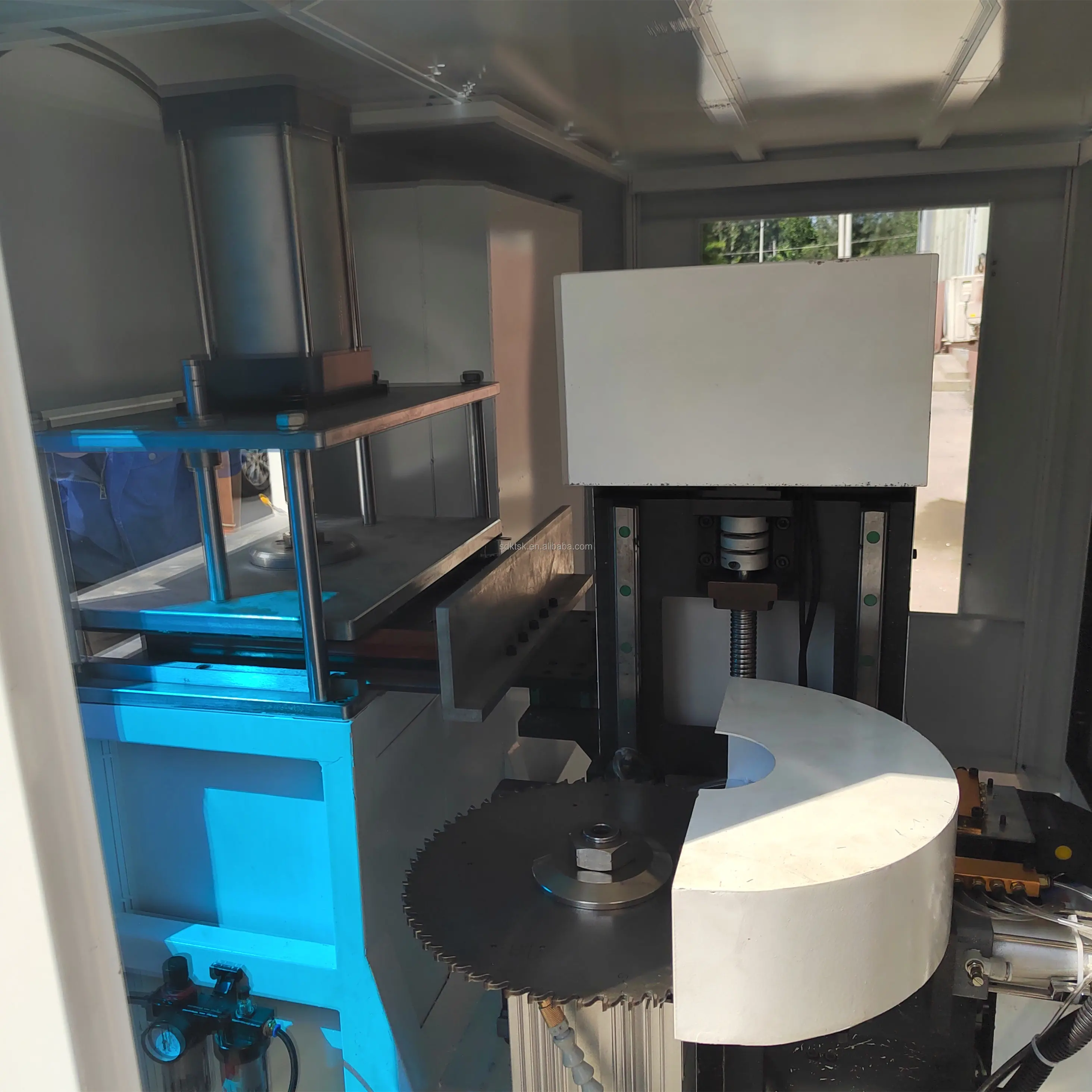 Aluminum window frame mullion profile 3 axis cnc end milling machine for aluminum profile processing