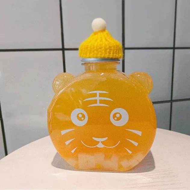 Wholesales 500ml Cartoon cat tiger pattern PET portable flat round milk tea juice cold brew iced coffee bottle
