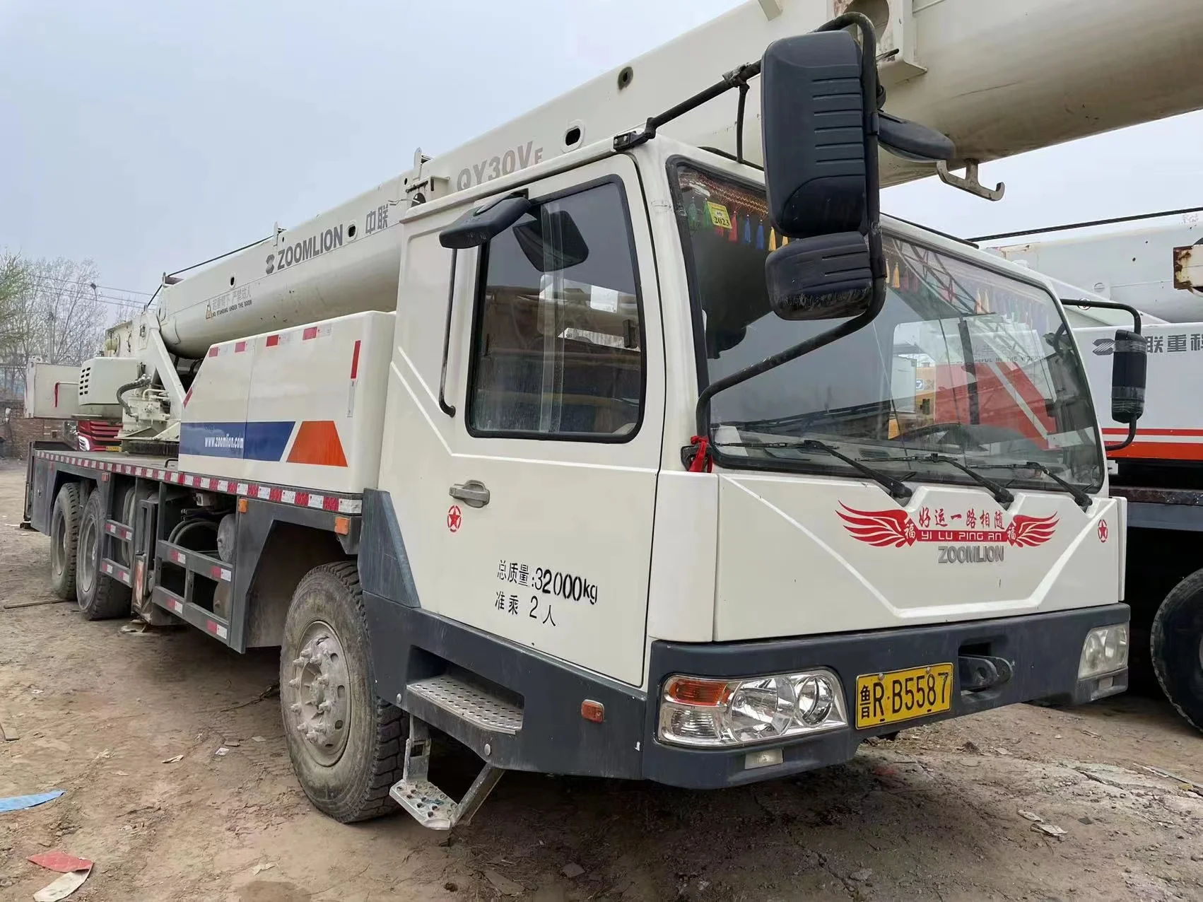 Б/у грузовой кран zoomlion 30 тонн распродажа б/у QY30V 30t хорошее