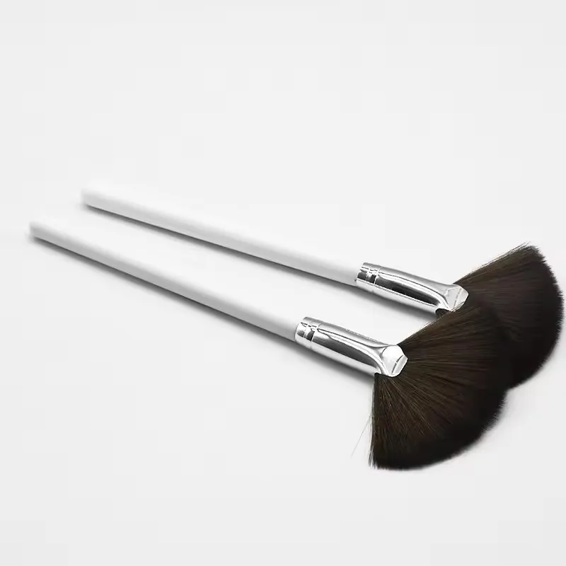 Wholesale custom logo facial small white short synthetic fiber highlight brush nylon fan brushes for facial with wooden handle