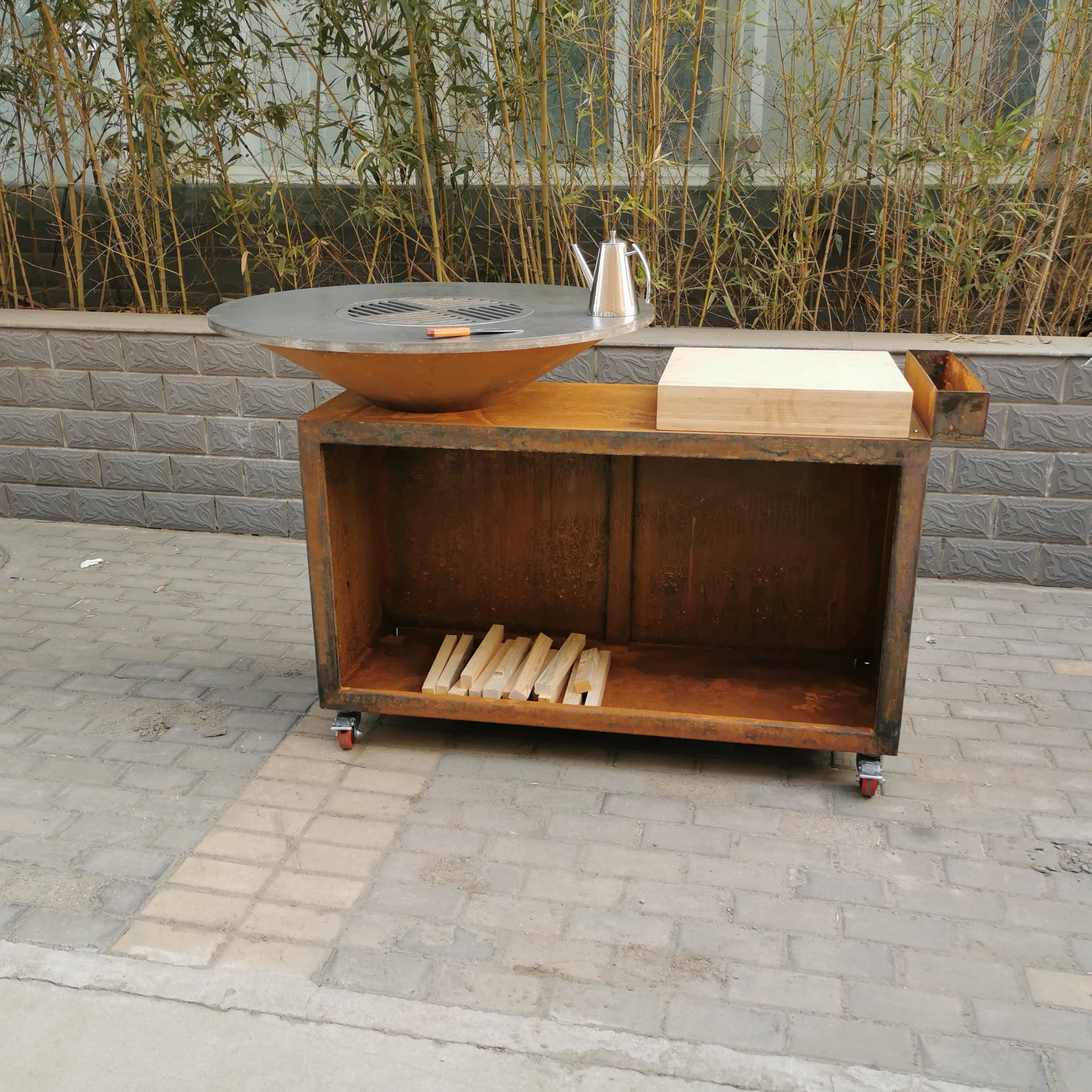 Простой но современный дизайн барбекю из кортеновой стали и дерева