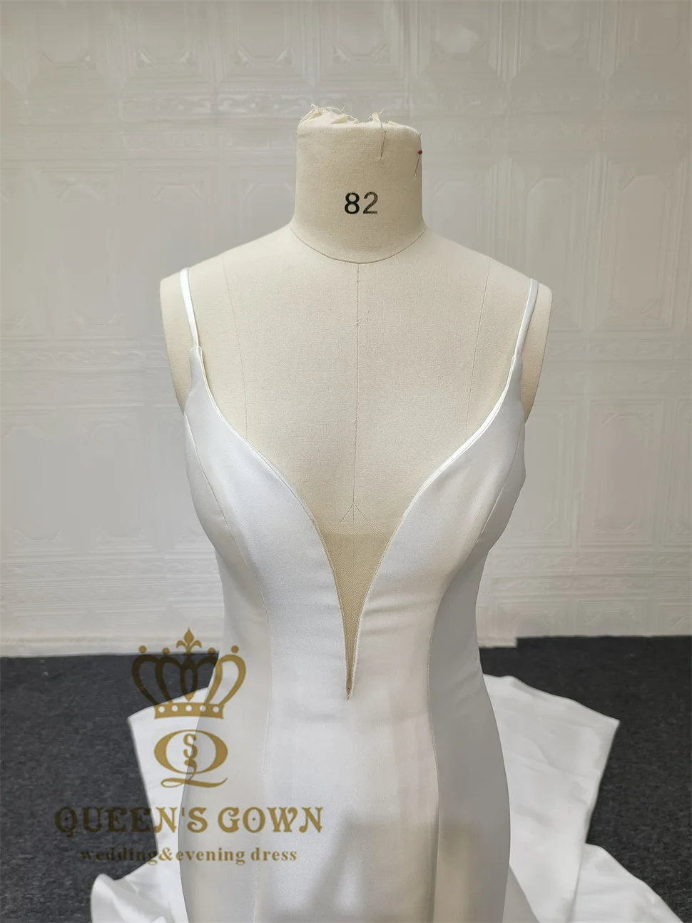 QUEENS GOWN simple elegant white satin wedding dress spaghetti strap deep v-neck mermaid wedding dresses