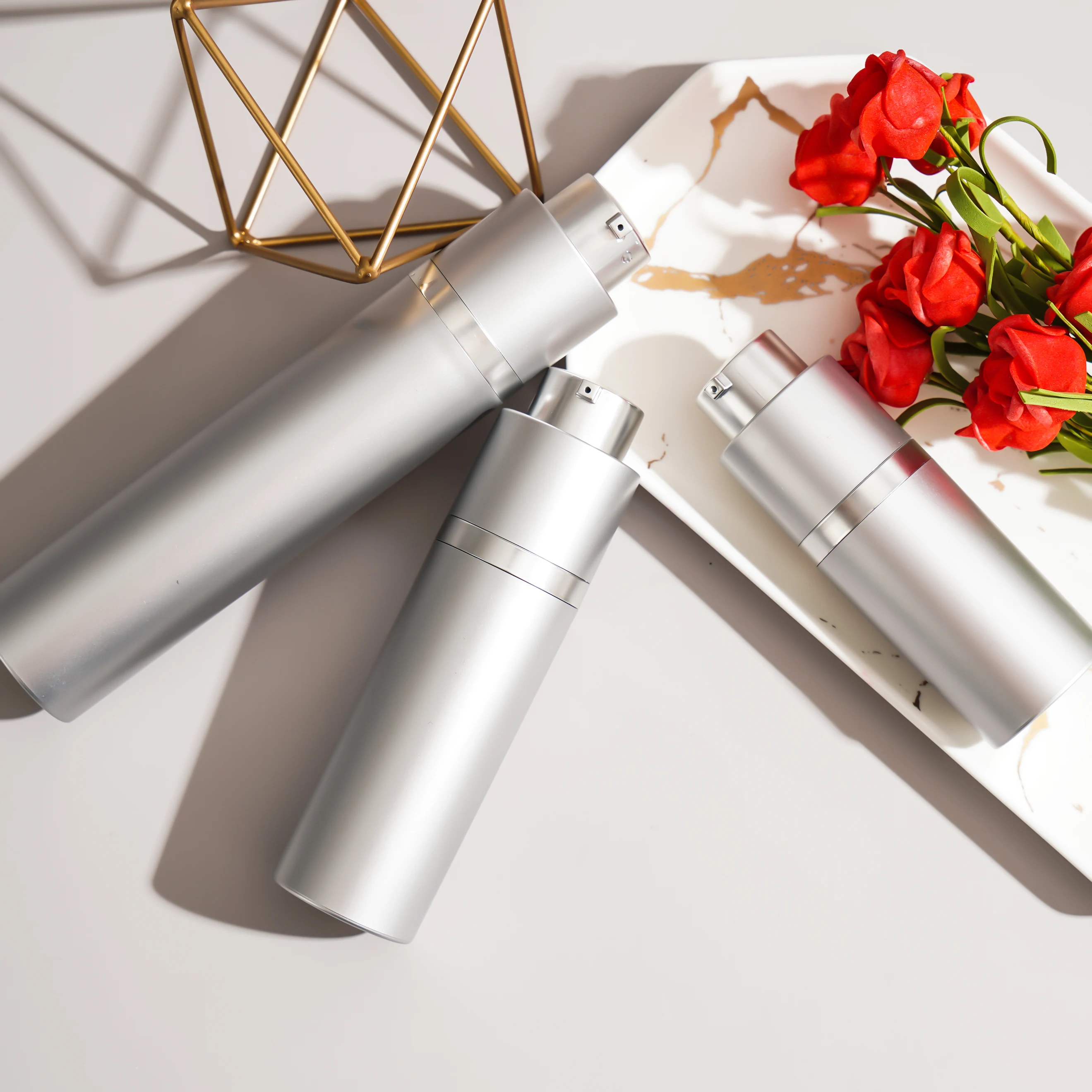 Новый дизайн, серебристая вращающаяся безвоздушная бутылка 15 мл 30 мл 50 мл