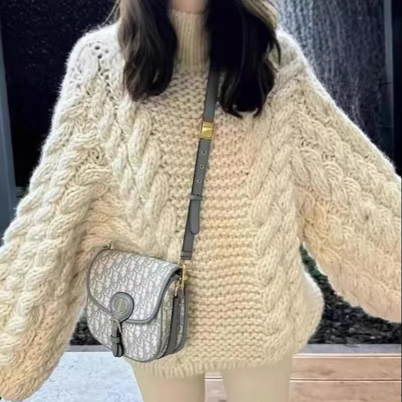 Женский трикотажный свитер