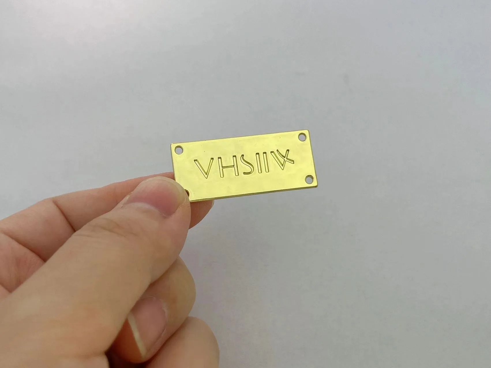 Высокоточные металлические этикетки с индивидуальным логотипом для одежды и обуви