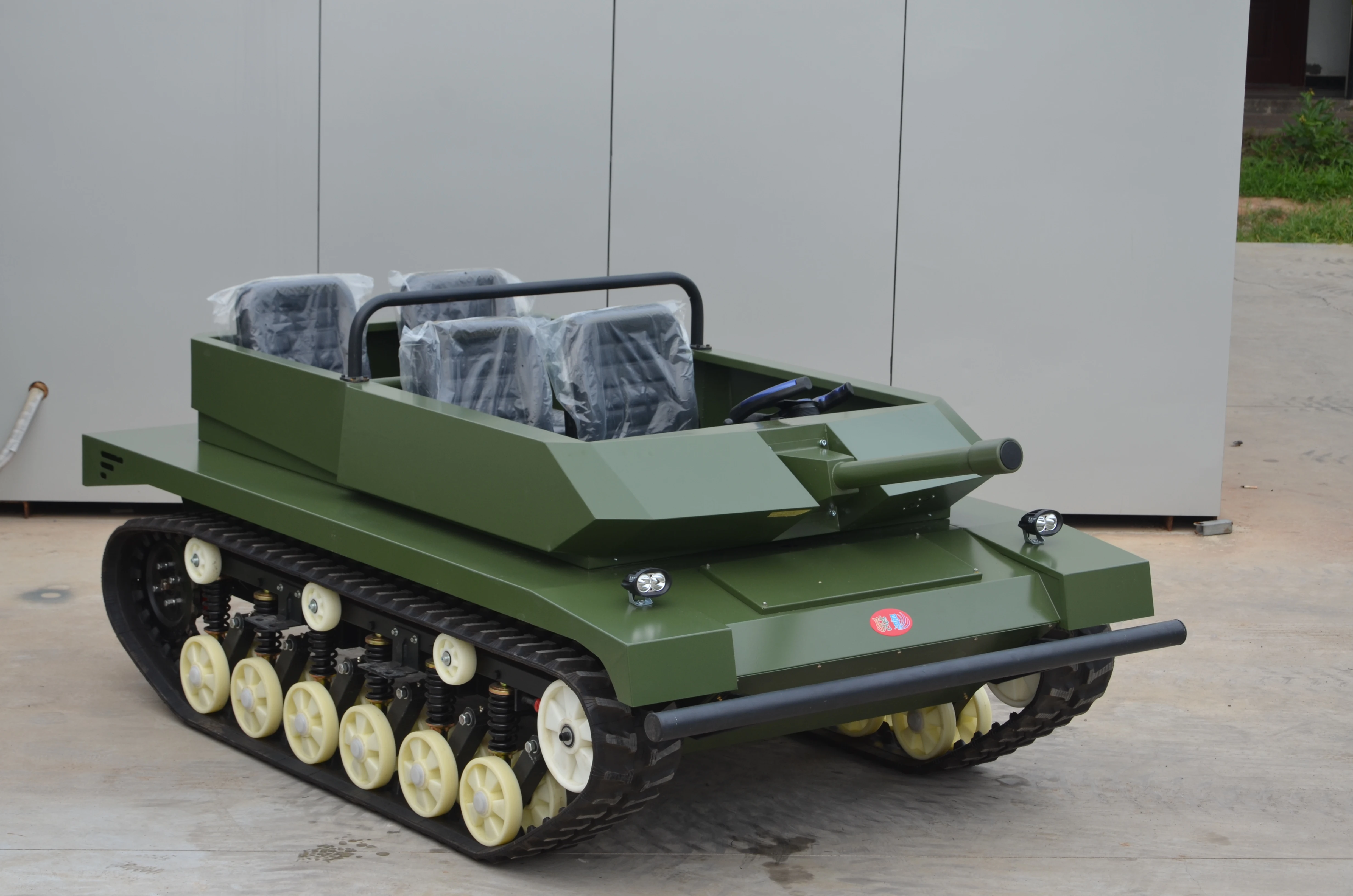 All-terrain pleasure tank car, electric tank, tank model, four people ride. New playground project.