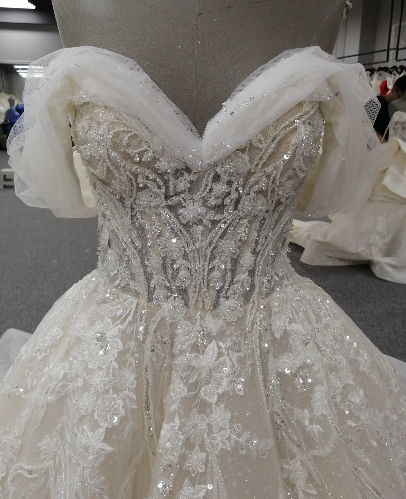 Exquisite Appliques Luxury Beaded Lace Bridal Gown Off Shoulder Wedding Dress