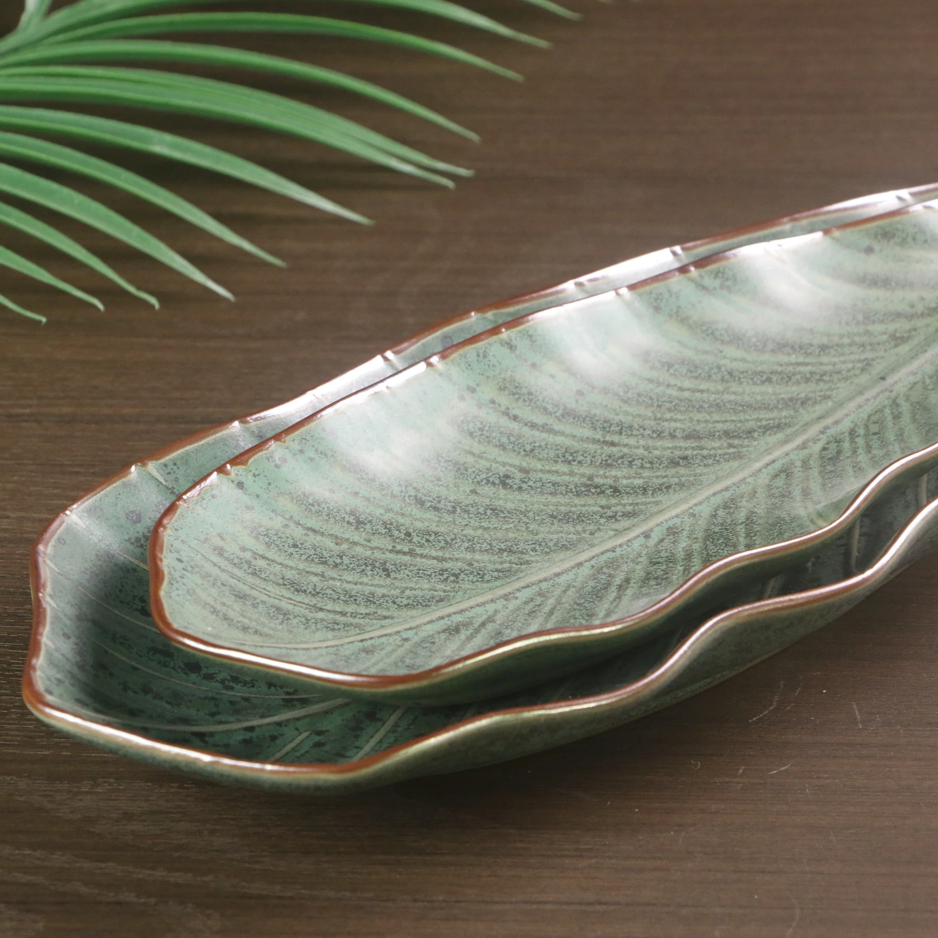 Wholesale custom restaurant creative bamboo green leaf shape design ceramic snack dishes plates porcelain sushi plate