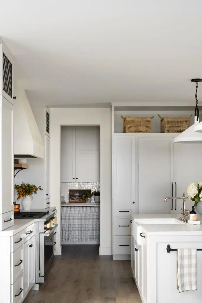 Vermont Round Shaker Wood Door Style Customized Colour Paint Finished Kitchen Cabinet white shaker with black handle