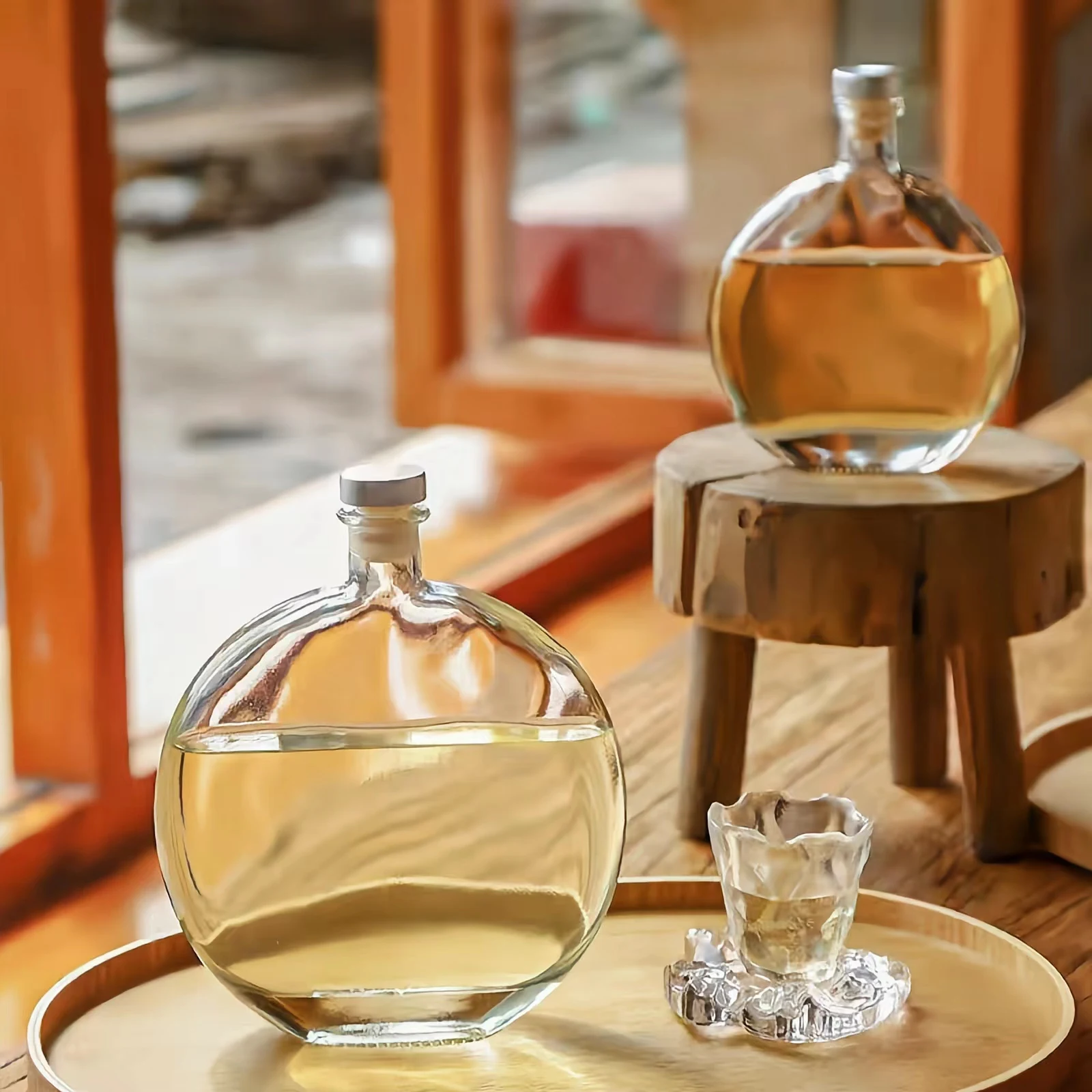 Popular 250ml Clear Oblate Shape Beverage Whisky Brandy Wine Beer Glass Bottle With Lid