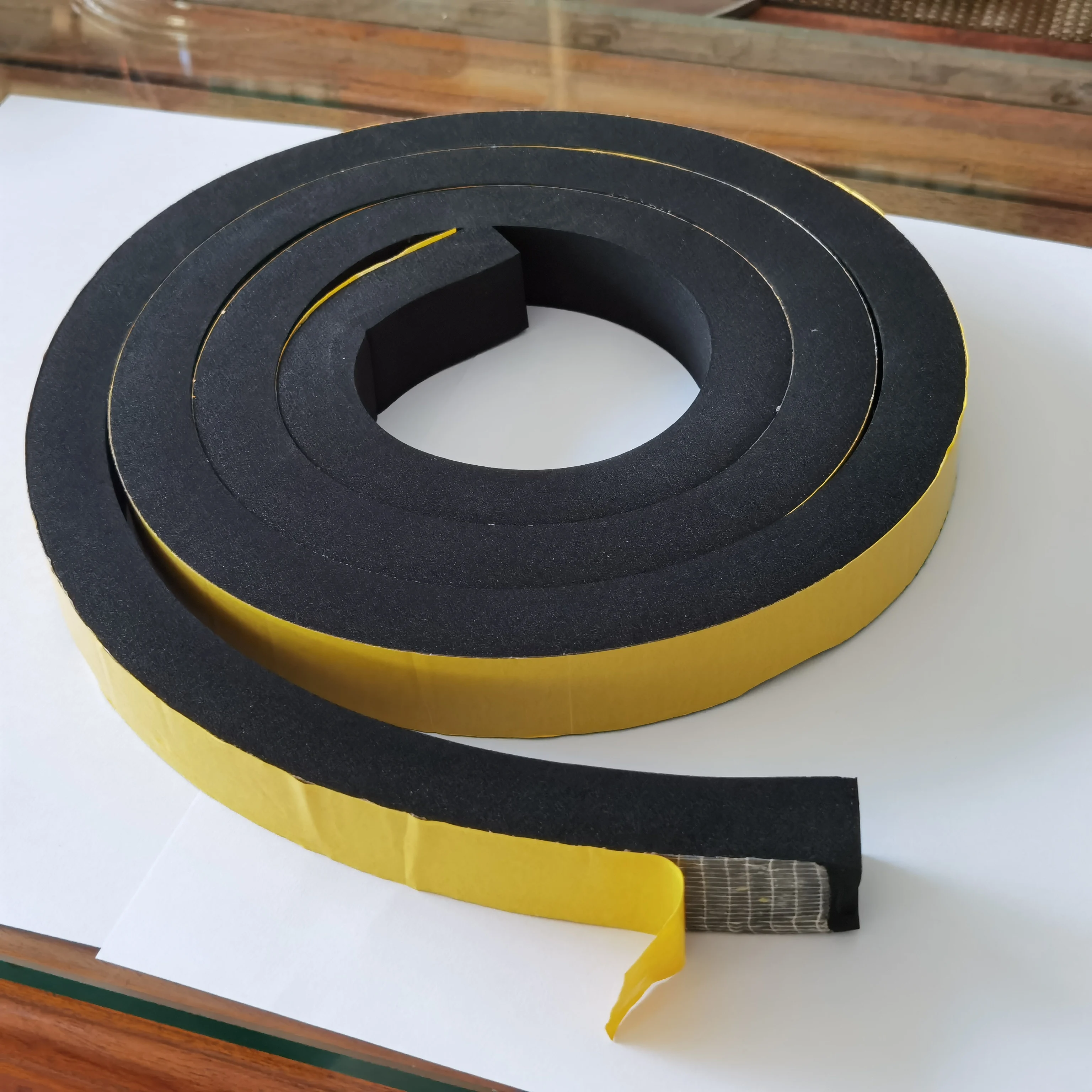 Self Adhesive Foam Rolls Sealing EPDM Sealing Strip