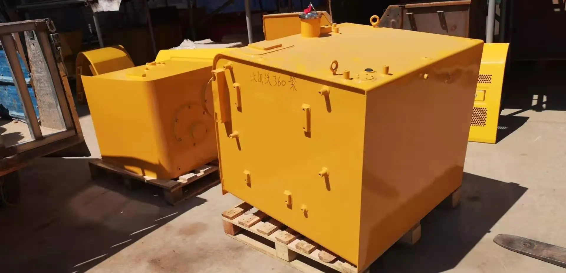 SK350-8 excavator diesel tank