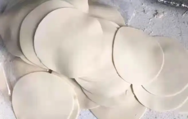 Fully automatic small dumpling skin manufacturing machine Dumpling production machine Noodle skin manufacturing machine
