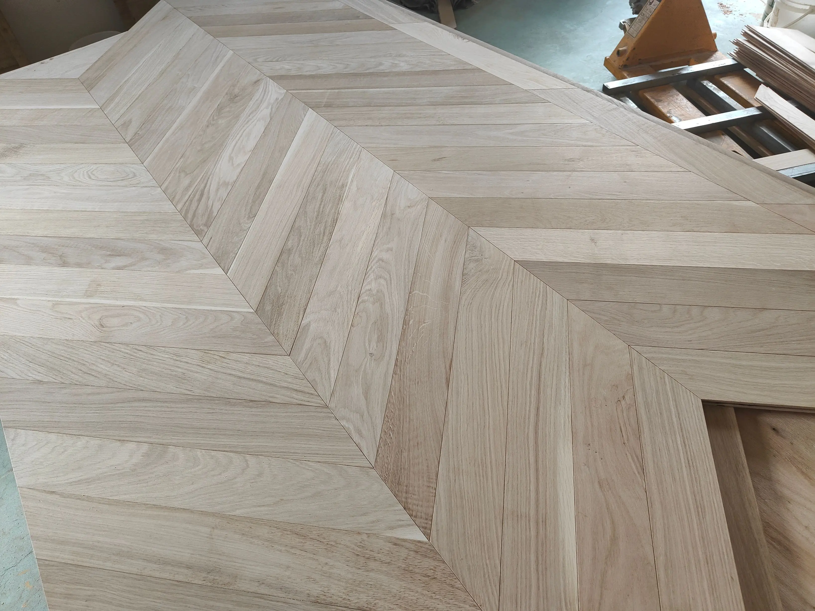 Natural Color Wood Oak hard Wood Parquet Flooring Multilayer Solid Sale Waterproof Wooden Surface Graphic Technical Type
