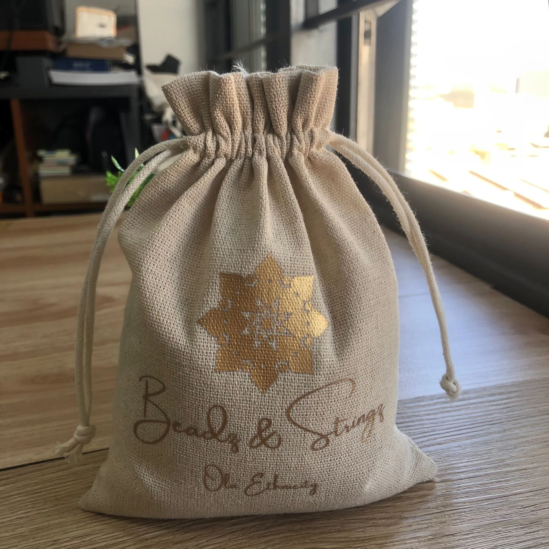 Custom High Quality Jute Drawstring Gift Dust Bag Gold Printing Jute Packaging Bag