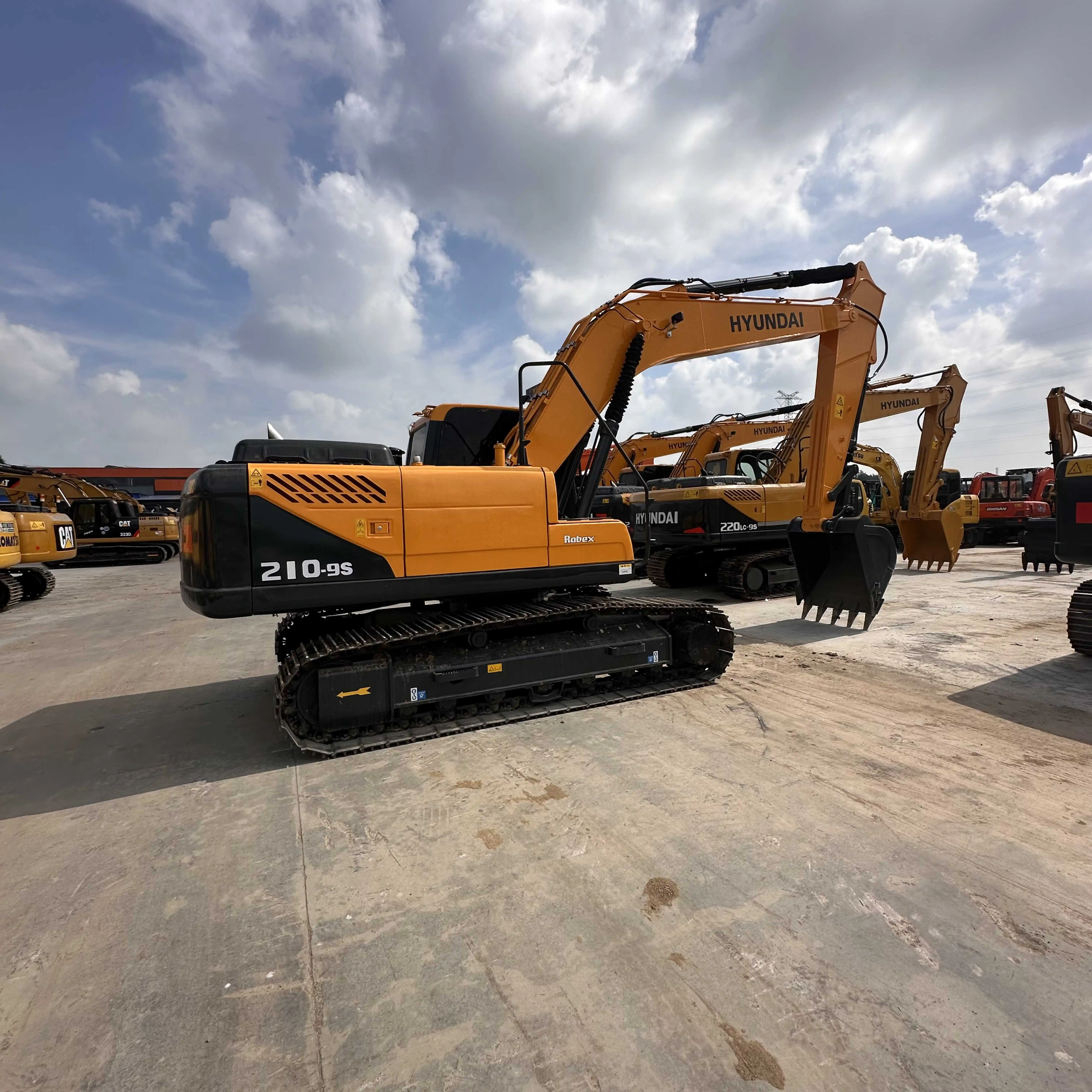 Excellent Condition Used Excavator Hyundai HX210 HD Second-Hand earth-moving excavator machine Hyundai HX210-9s  digger on sale