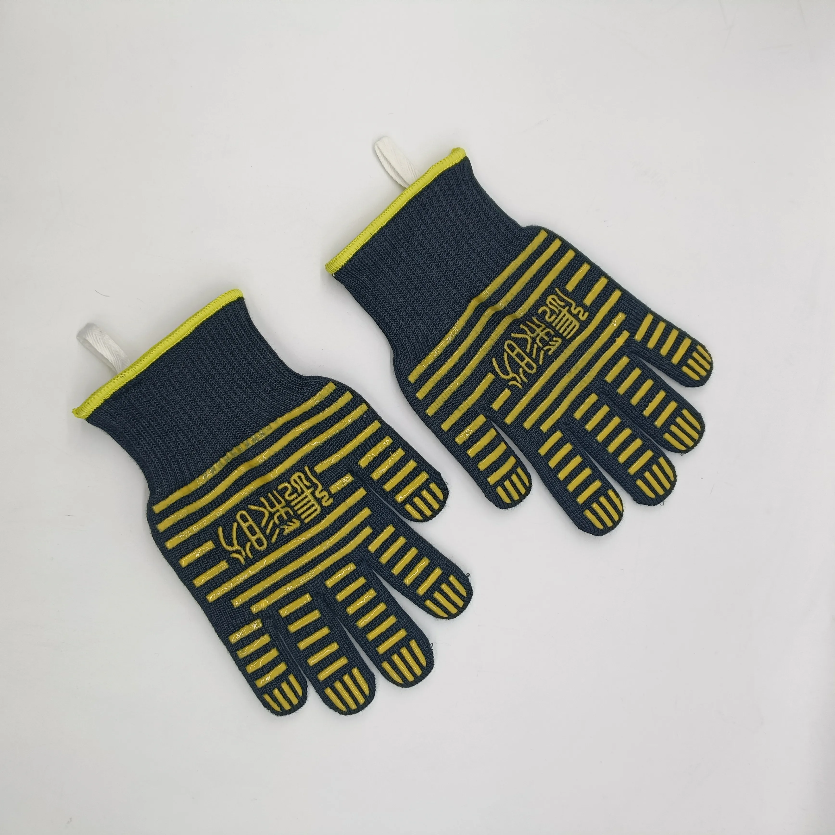 Fire retardant LFGB food grade Customized insulated gloves for microwave ovens and ovens Non hot hand insulation Silicone