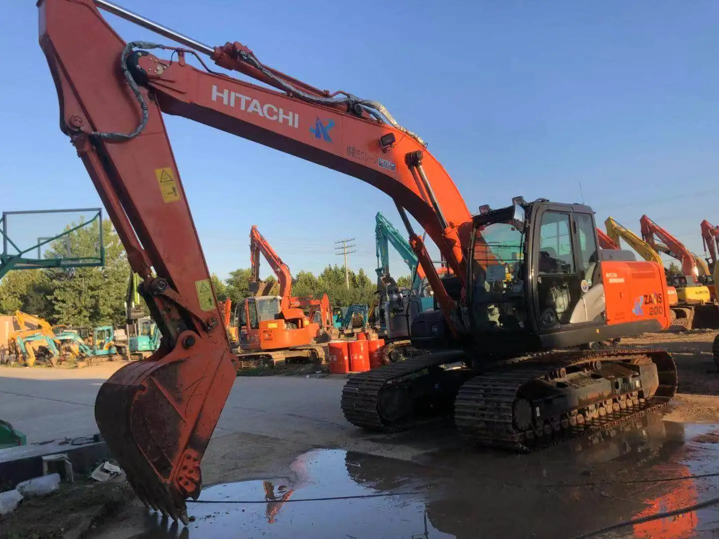 Продается востребованный экскаватор Hitachi ZX200 гусеничный hitachi ZAXIS200-5g с импортным двигателем