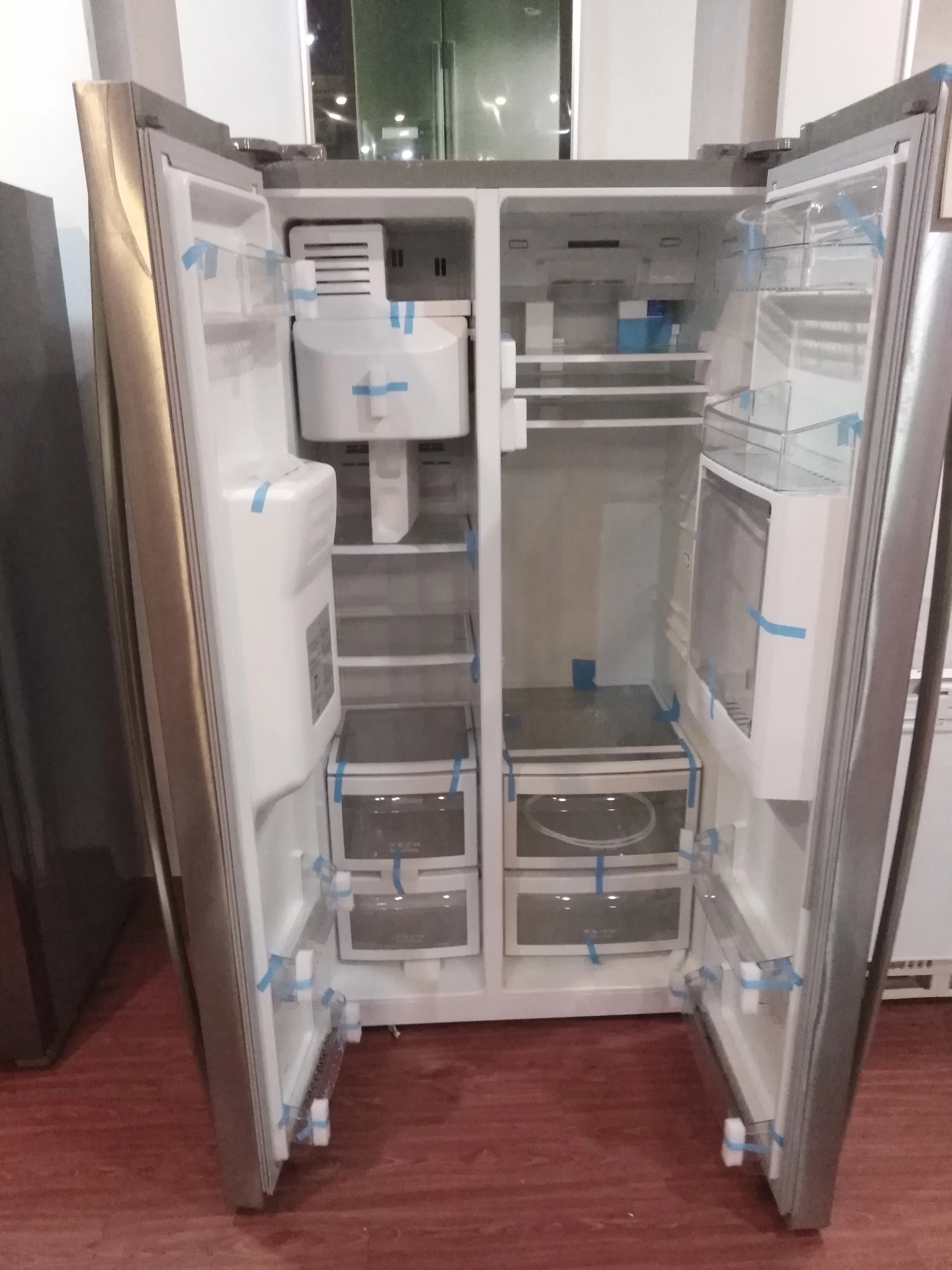 Side by Side Refrigerator with Super Freeze and Auto Ice Maker Features