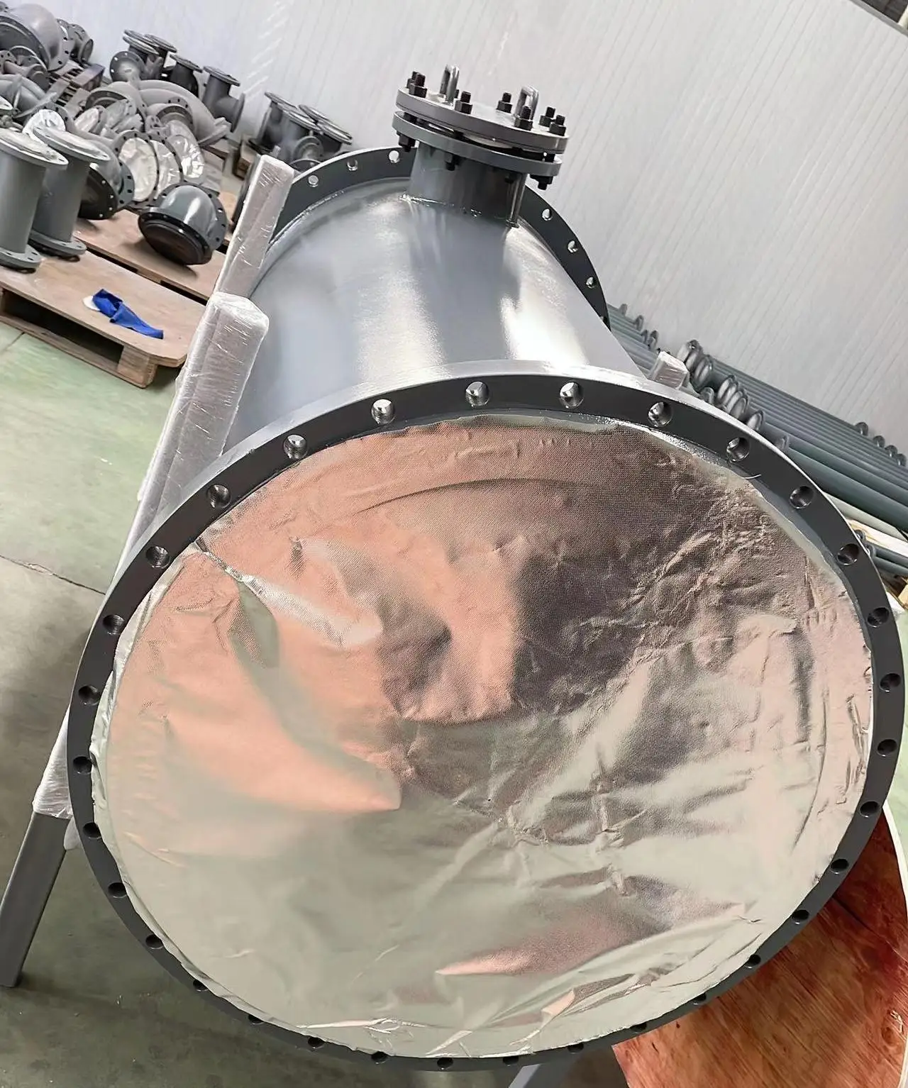 PTFE lined reactor vessel and PTFE lined Tank