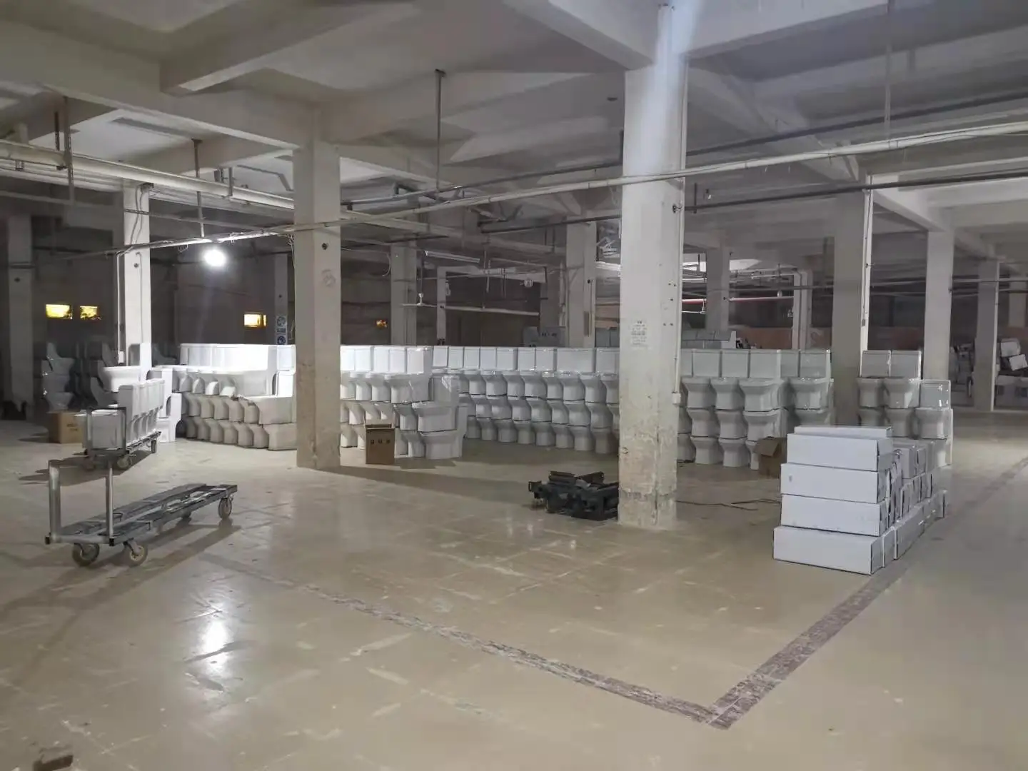 Factory White Ceramic Porcelain Floor Mounted Squat Pan Toilet  Squat Pan WC Bathroom