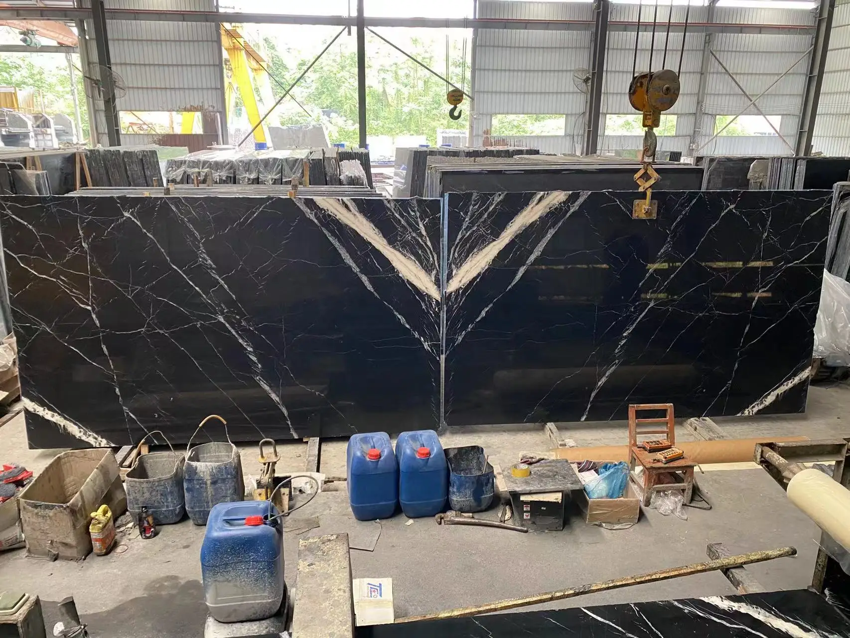 Полированный натуральный мрамор Black marquina