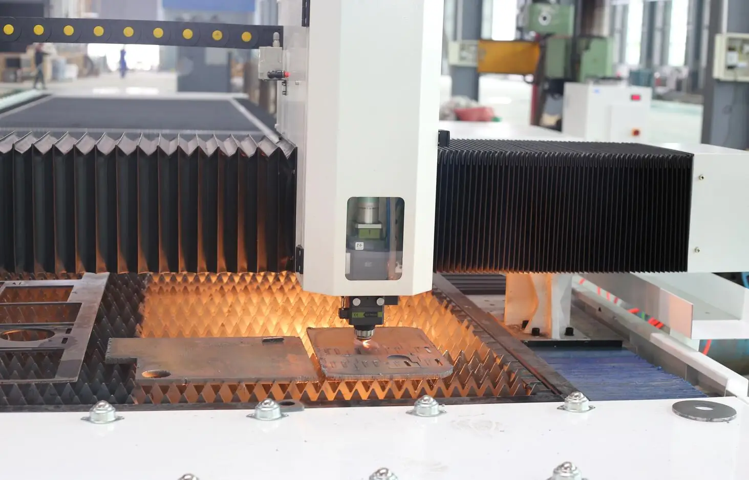 Fiber laser cutting machine with IPG Laser source for metal sheet cutting