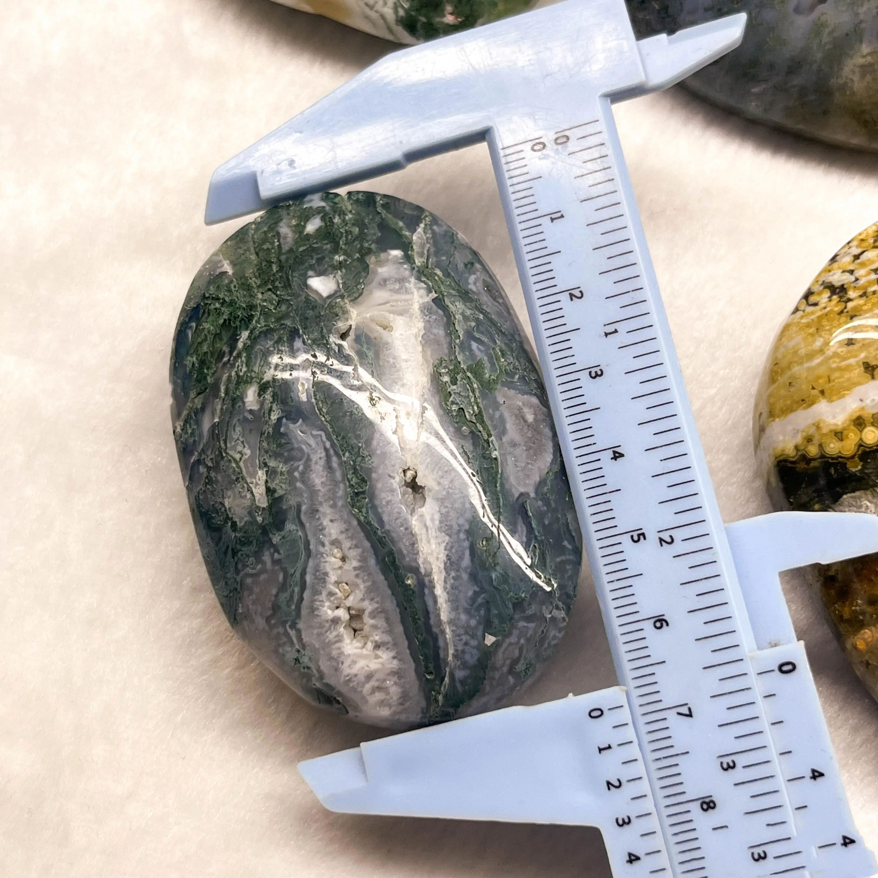 Wholesale Natural Crystal Polishing Amethyst Healing Gemstone Quartz Palm Stone For Sale