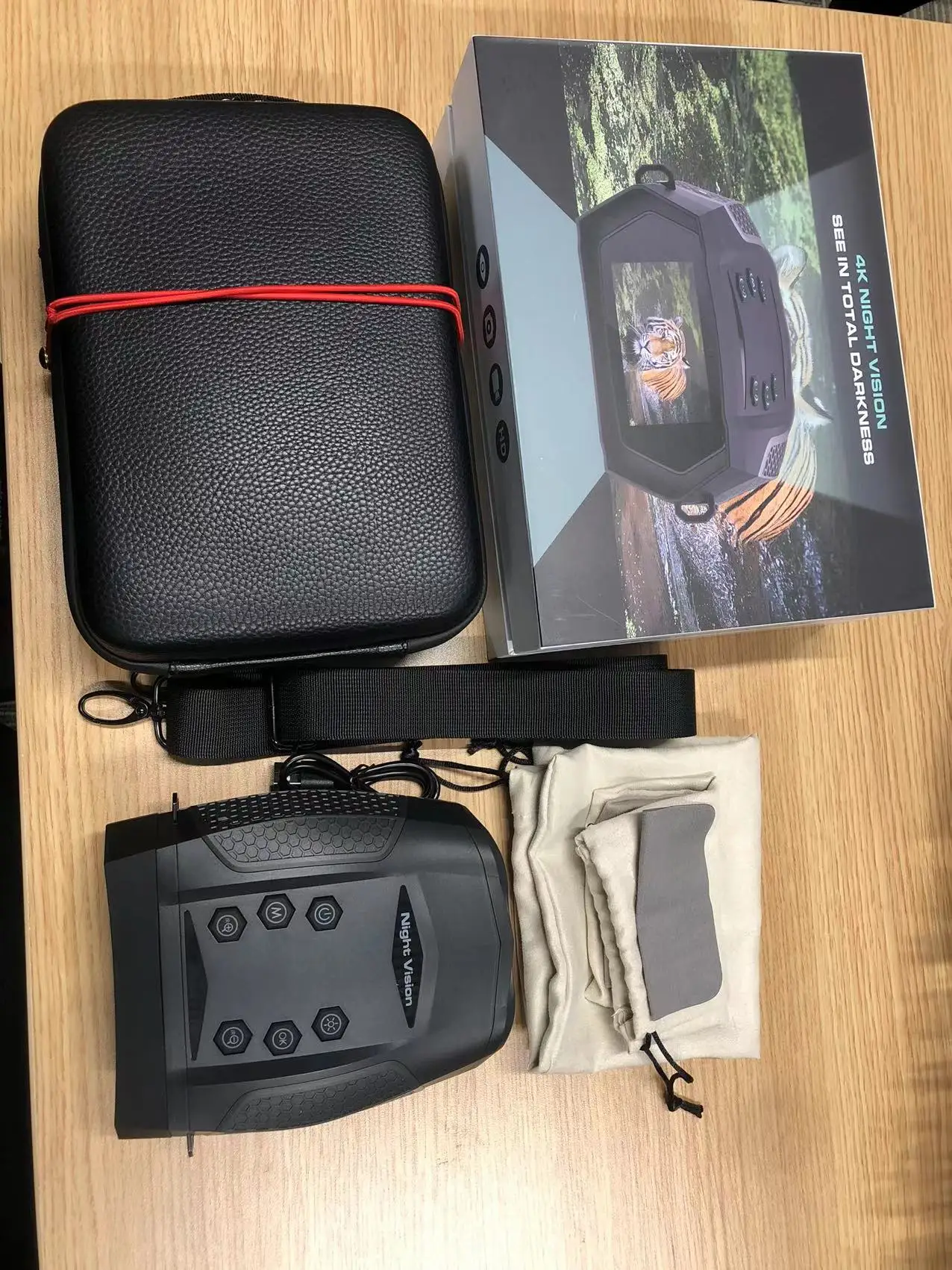 Z555 Night Vision Binoculars with 8X Digital Zoom 600 Meters View Range in Darkness for Hunting Camping