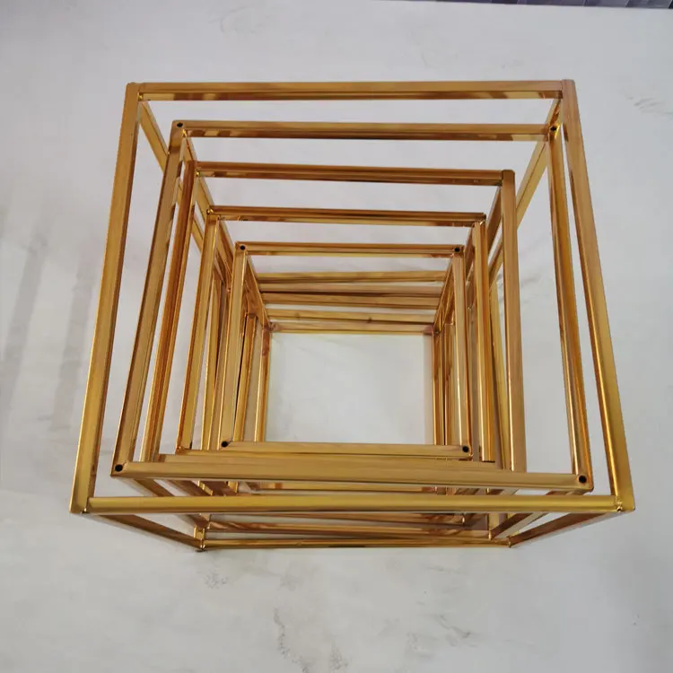 
2020 new gold wrought iron geometric road lead frame wedding props , tall flower stand for decoration wedding window T stand 