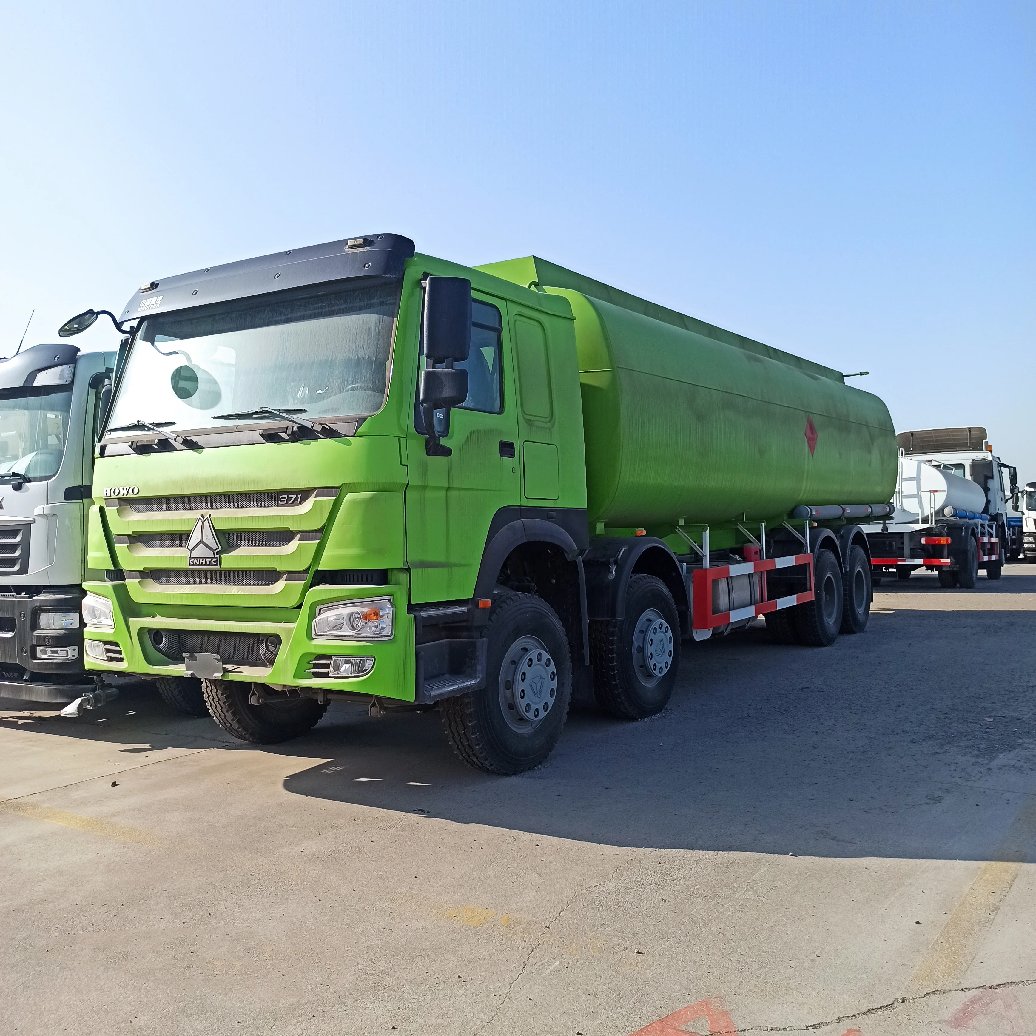 Best quality 2022 model sinotruk howo 6x4 8x4 oil tank truck fuel tank truck 15CBM 20CBM 25CBM for sale