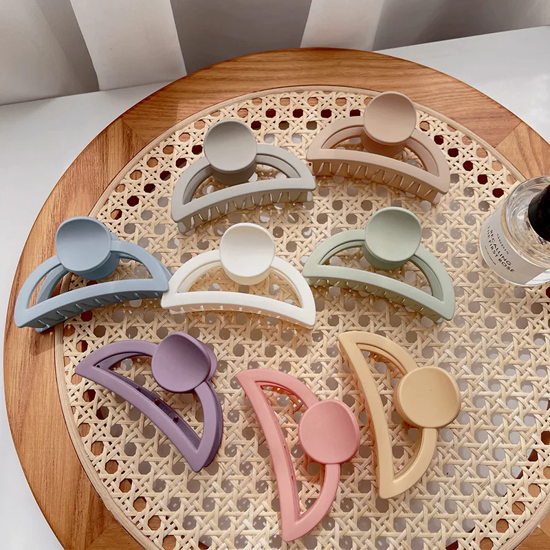 Yiwu Made Small Commodities New Arrival Fashion Ladies Acrylic Half-moon Ladies and Girls Hair Clips