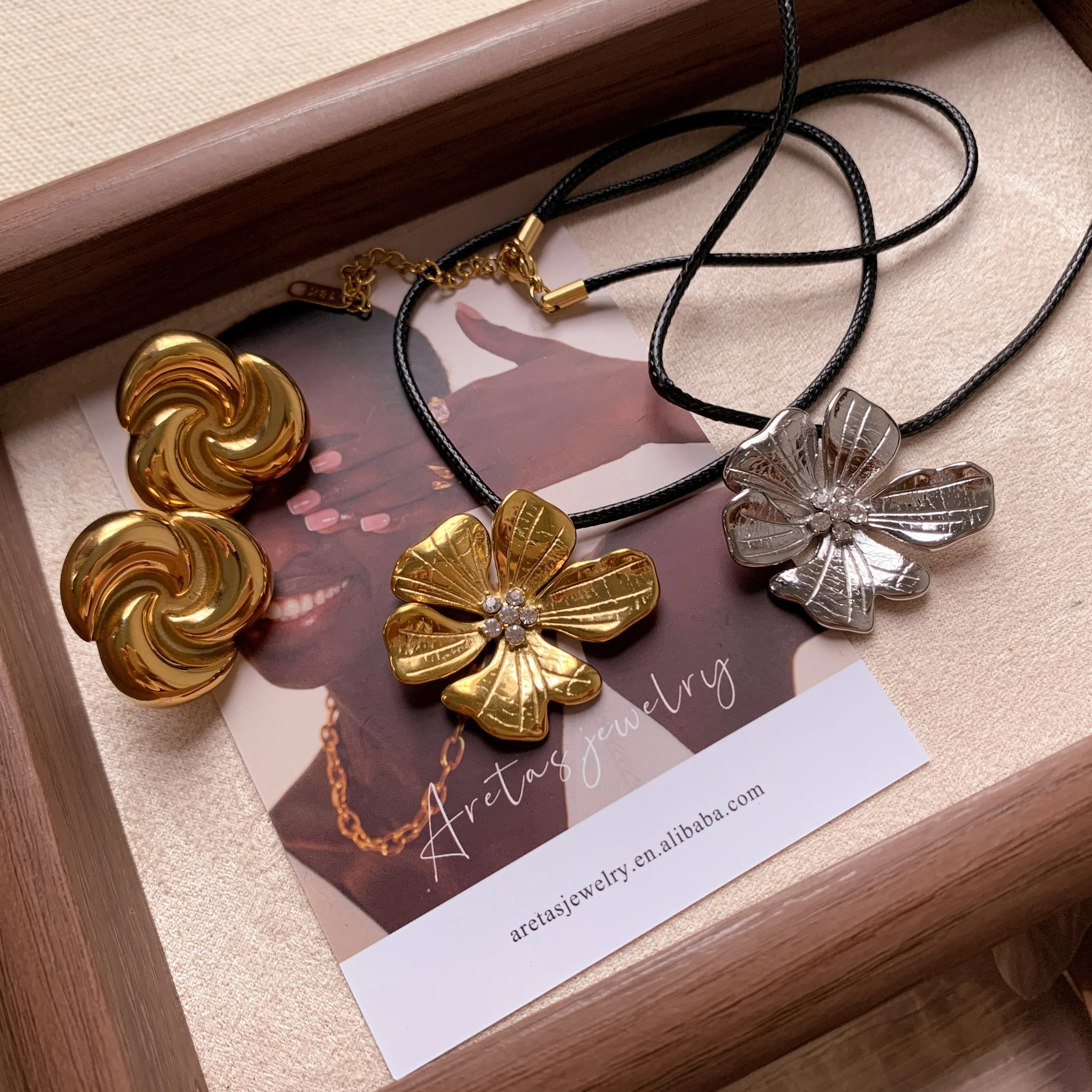 Zircon Flower Necklace Vintage Jewelry Tarnish Free Stainless Steel 18k Gold Plated Embossed Pendant Hibiscus Flower Necklace