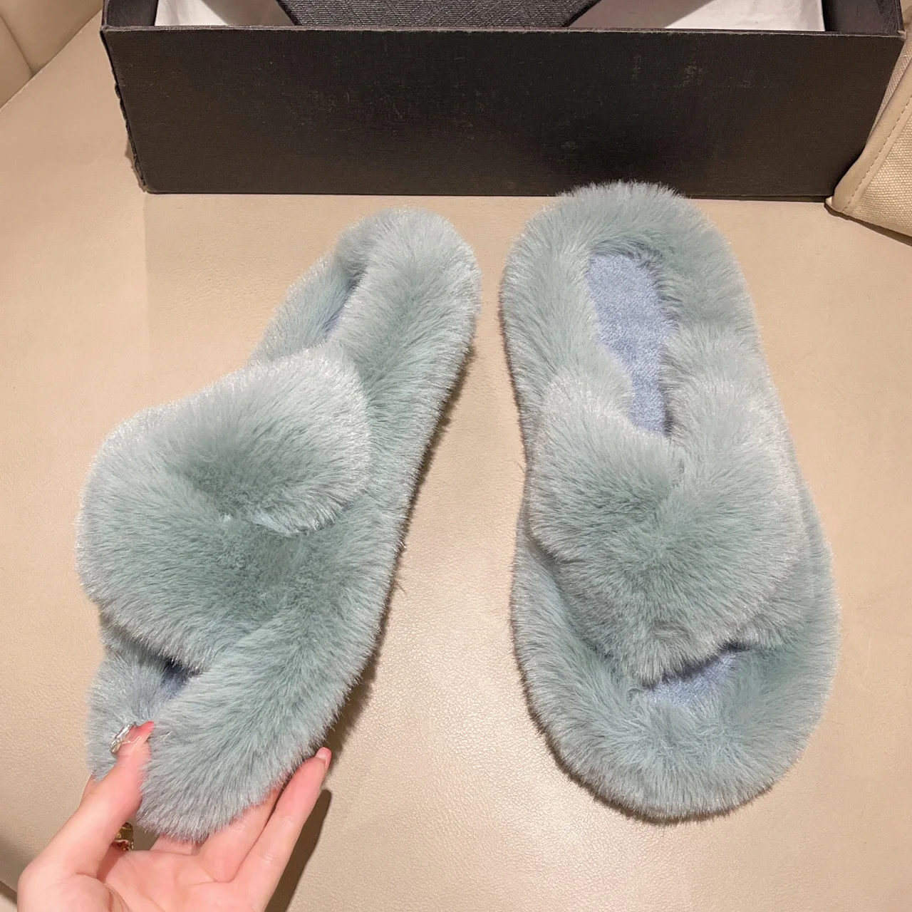 Ladies comfortable soft faux fur slide slipper Ladies solid color flat house slipper fall/Winter