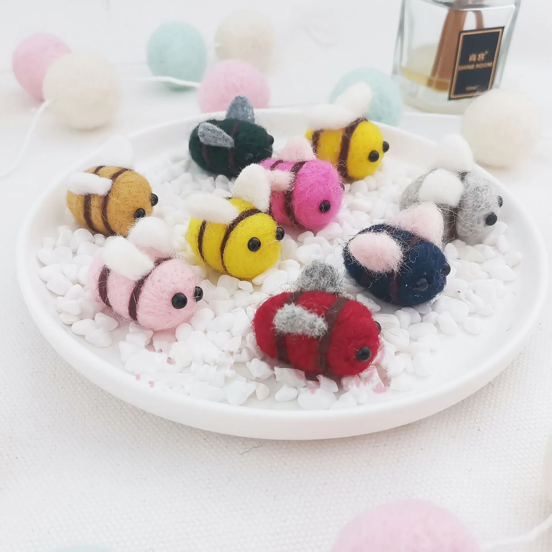 Christmas Decor Yellow Wool Felt Bee Ball Mini Cute Bumble Bee 30 Pcs Yellow Wool Felt Bee for Home Stage Birthday Parties