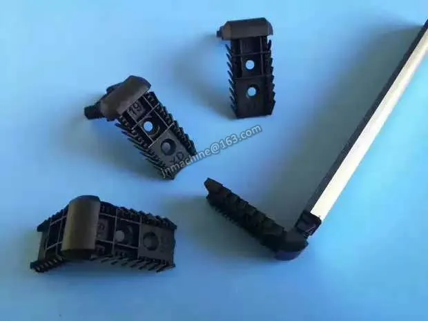 
Plastic corner joint for hollow glass fitting 