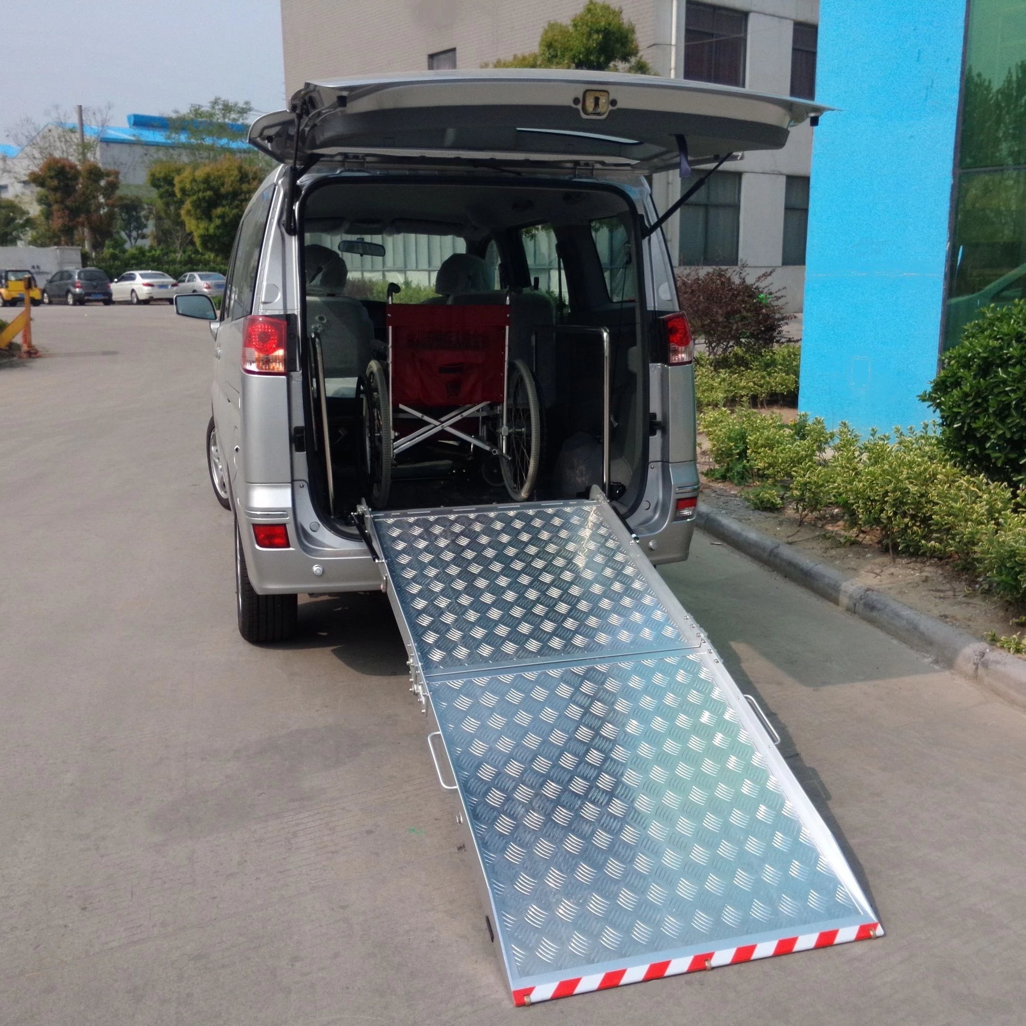 Handicap Accessible Aluminum Manual Wheelchair Folding Ramp For Van Minivan Loading Car Lift Ramp For Disabled Ce Certificate