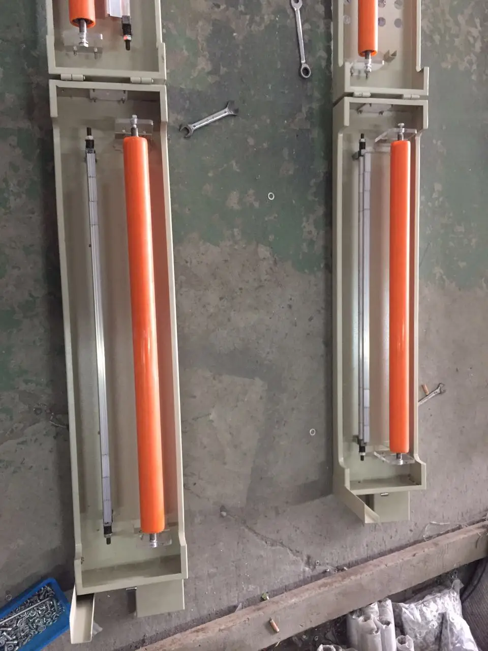 Silicone sleeve for cover roller in corona treater station